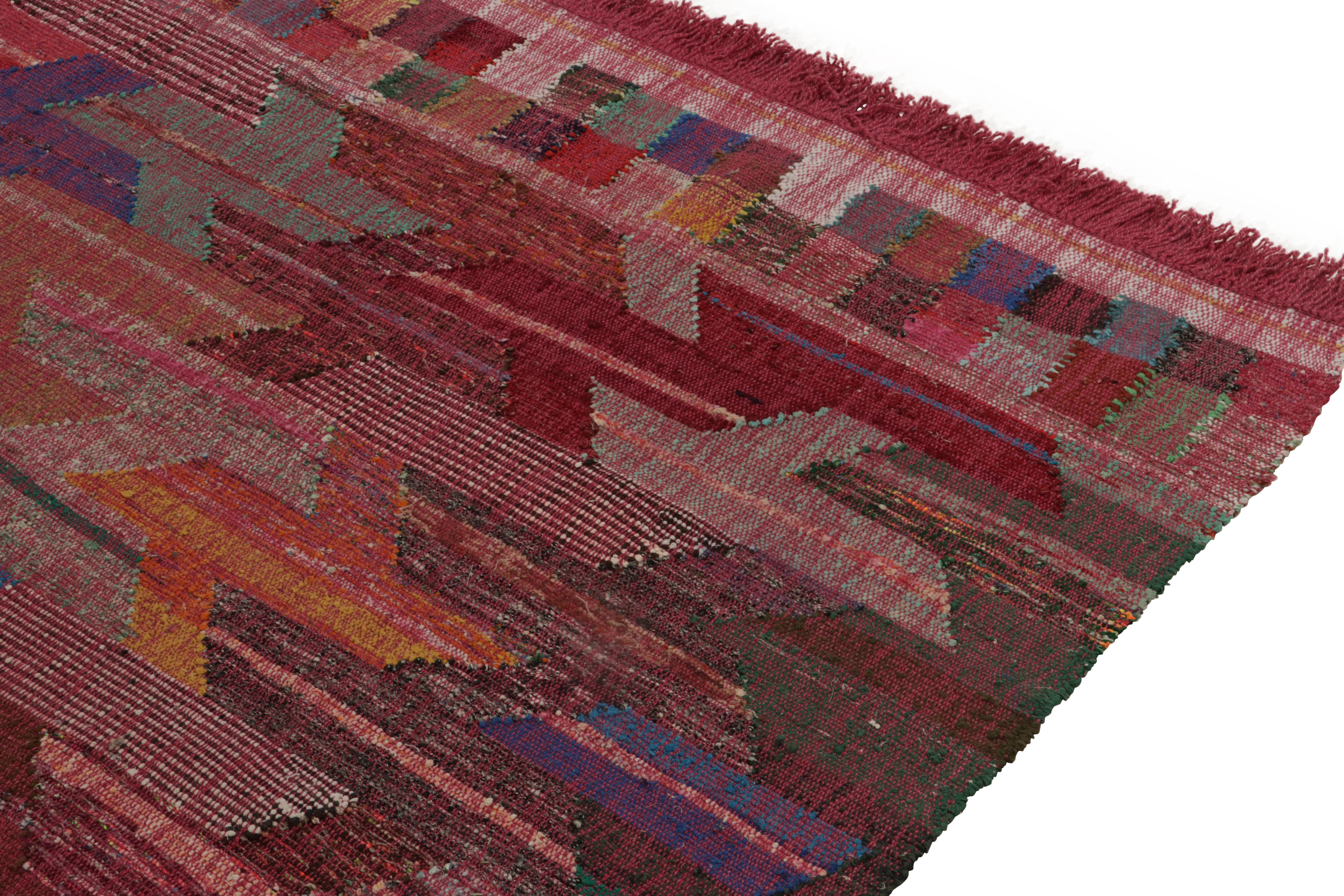 Rug & Kilim's Modern Kilim in Rot mit polychromen, geometrischen Mustern (Handgeknüpft) im Angebot