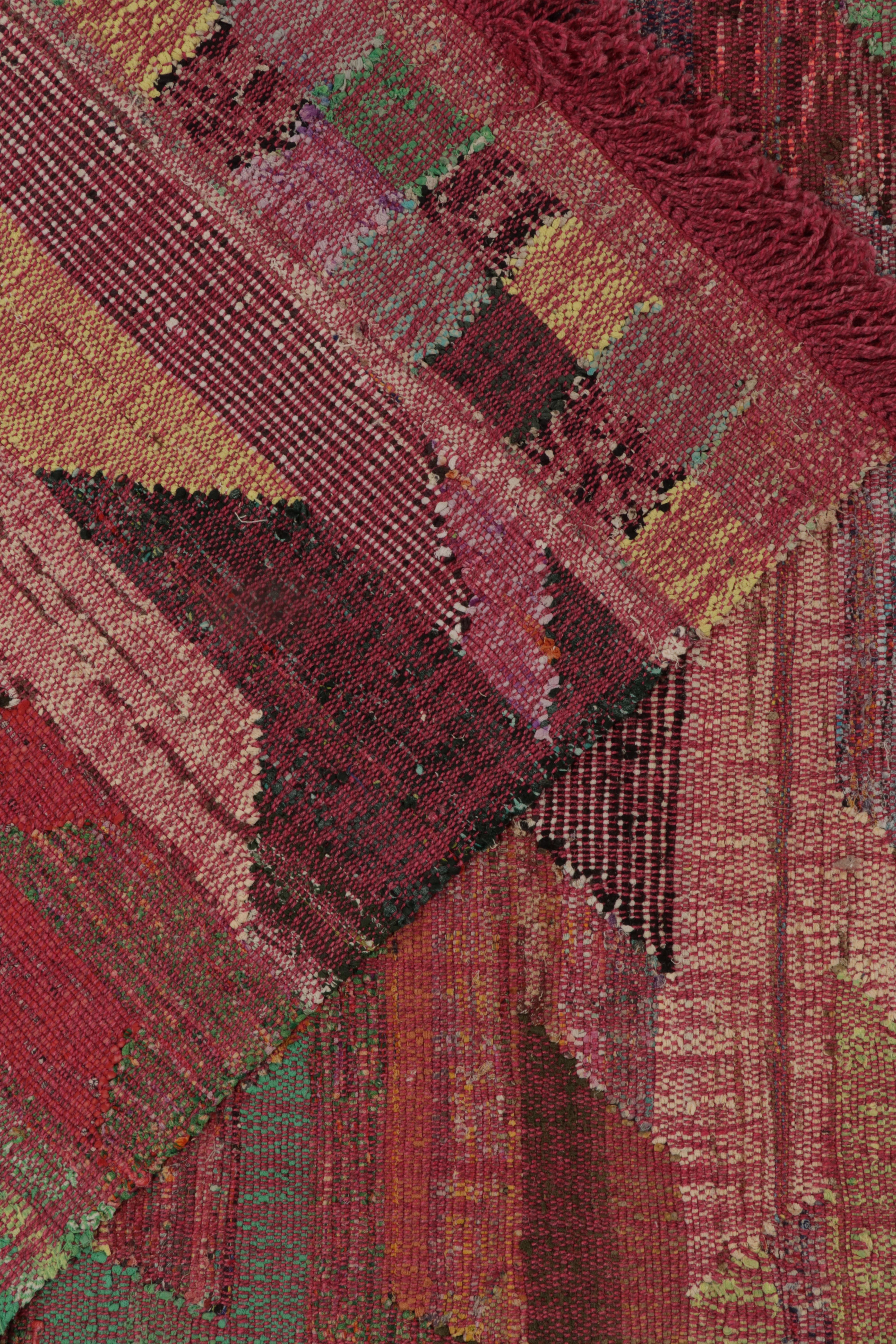 Rug & Kilim's Modern Kilim in Rot mit polychromen, geometrischen Mustern (21. Jahrhundert und zeitgenössisch) im Angebot