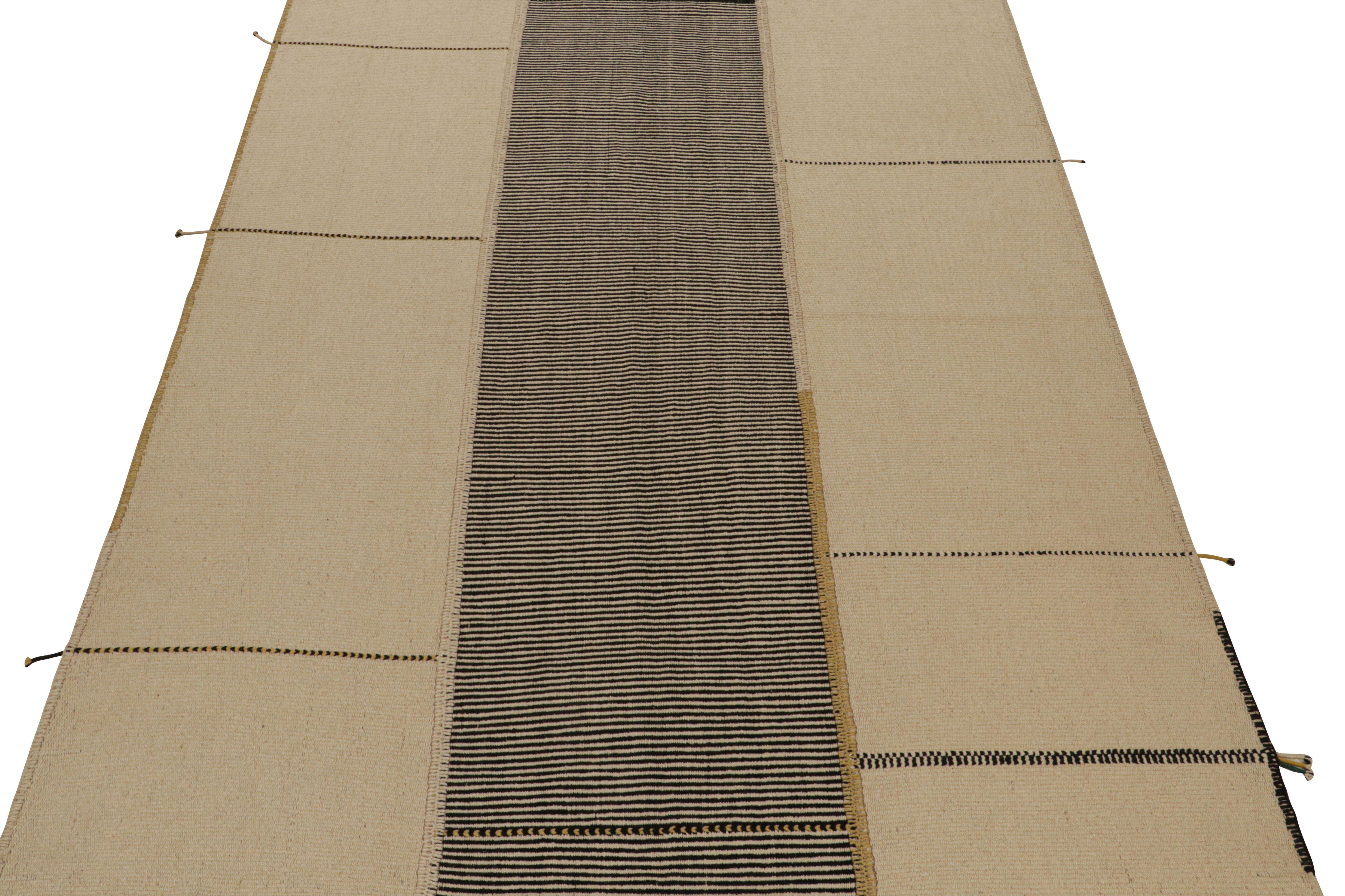 Moderne Rug & Kilim's Modern Kilim Rug in Beige, Black & Gold Textural Stripes (tapis moderne en Kilim beige, noir et or)  en vente