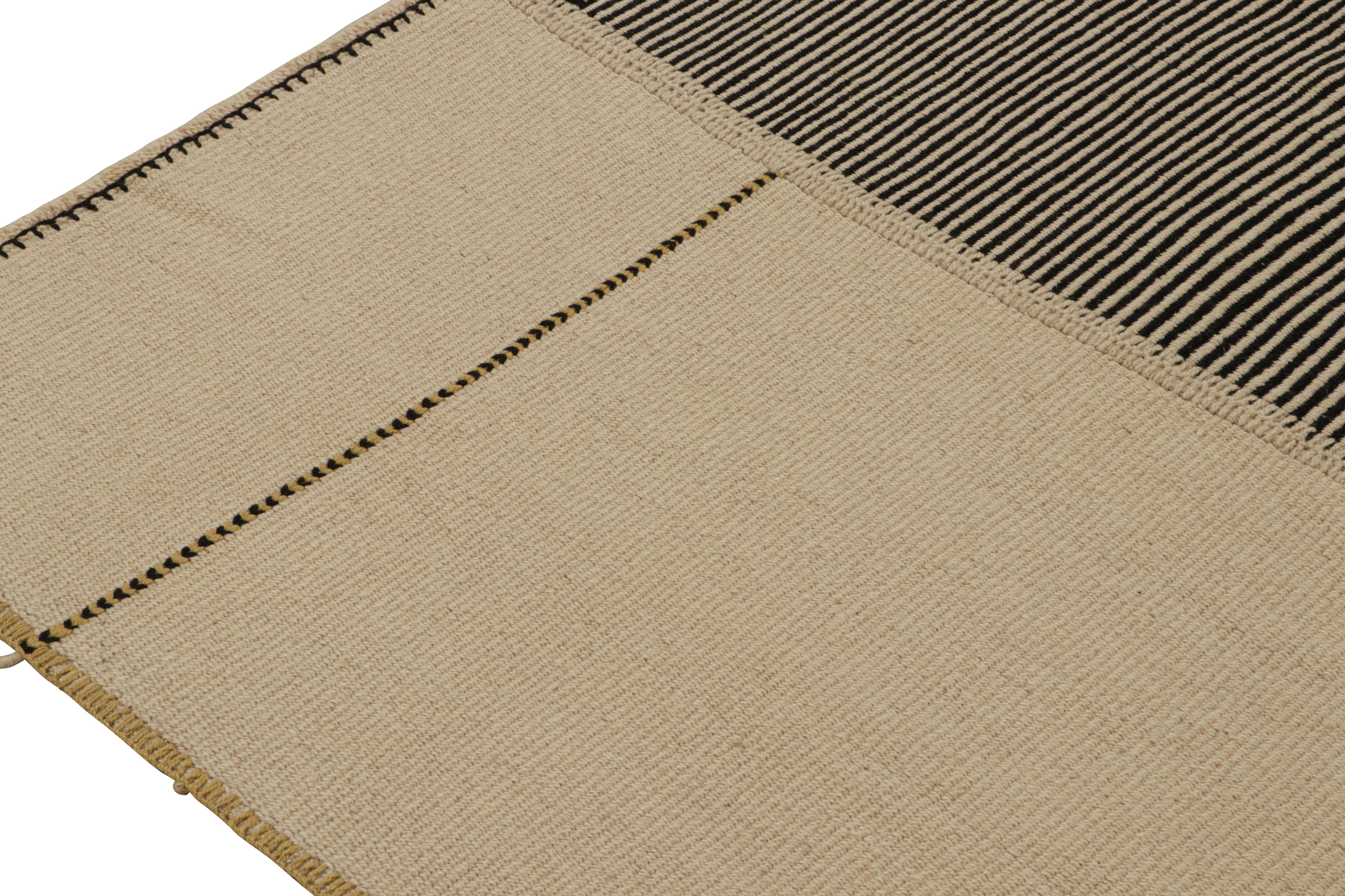Tissé à la main Rug & Kilim's Modern Kilim Rug in Beige, Black & Gold Textural Stripes (tapis moderne en Kilim beige, noir et or)  en vente