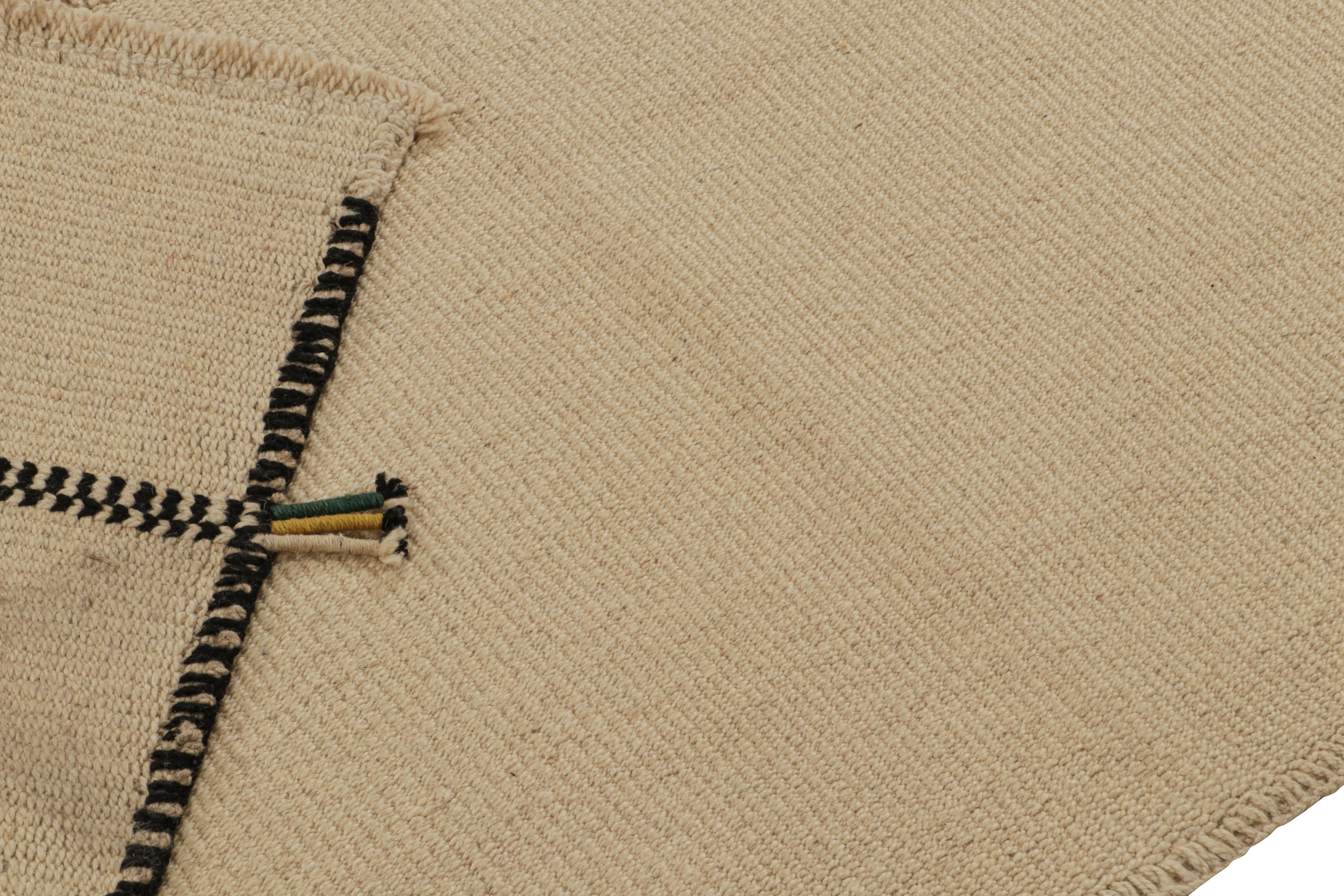 XXIe siècle et contemporain Rug & Kilim's Modern Kilim Rug in Beige, Black & Gold Textural Stripes (tapis moderne en Kilim beige, noir et or)  en vente