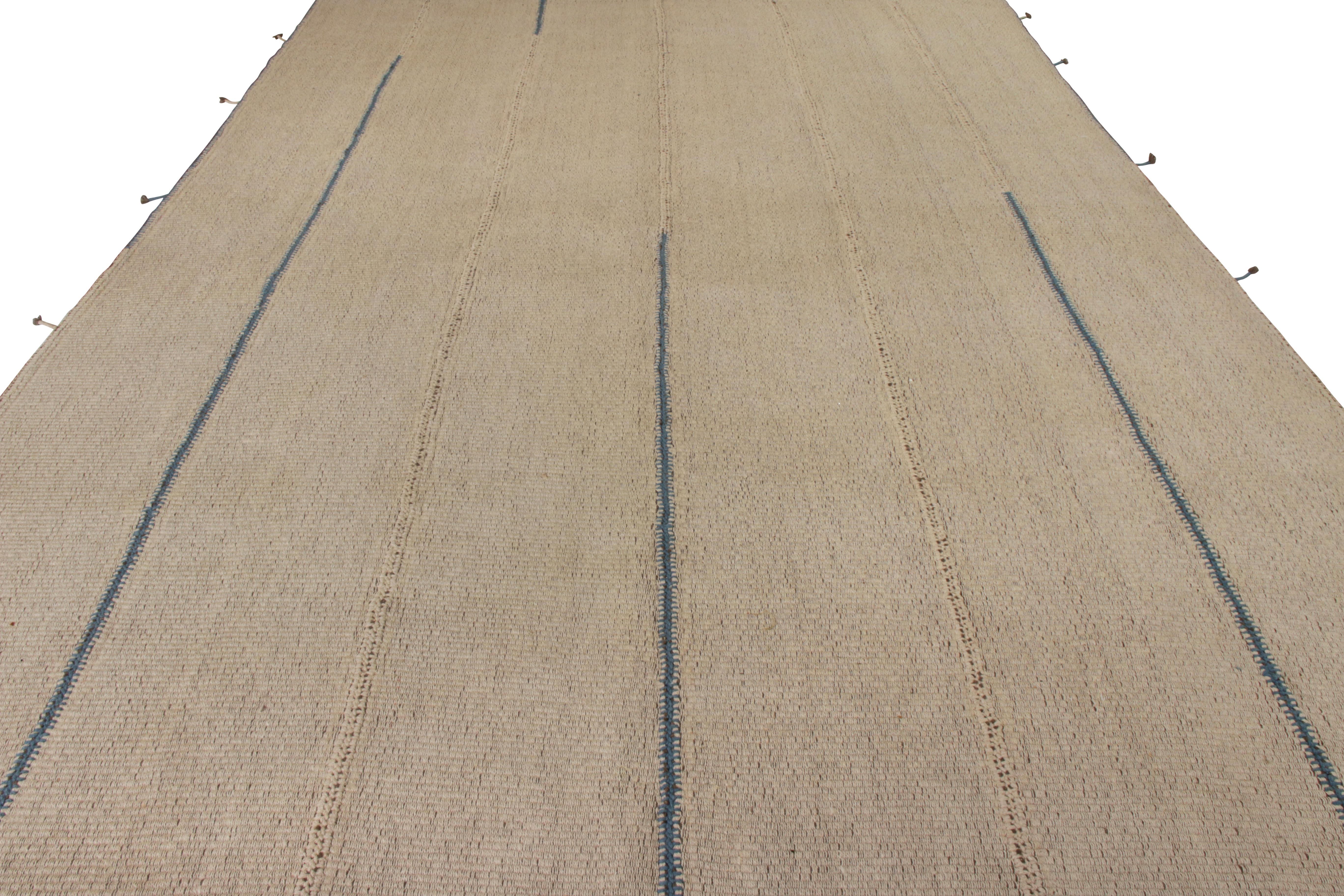 Ein 10x15 großer Neuzugang in der Reihe der modernen Flachgewebe von Rug & Kilim. Mit Bahnen gewebt, die ein ausgezeichnetes strukturelles Spiel für eine starke Grundlage mit subtilen Reizen unter den Füßen bieten. Die Verwendung von Beigetönen, die