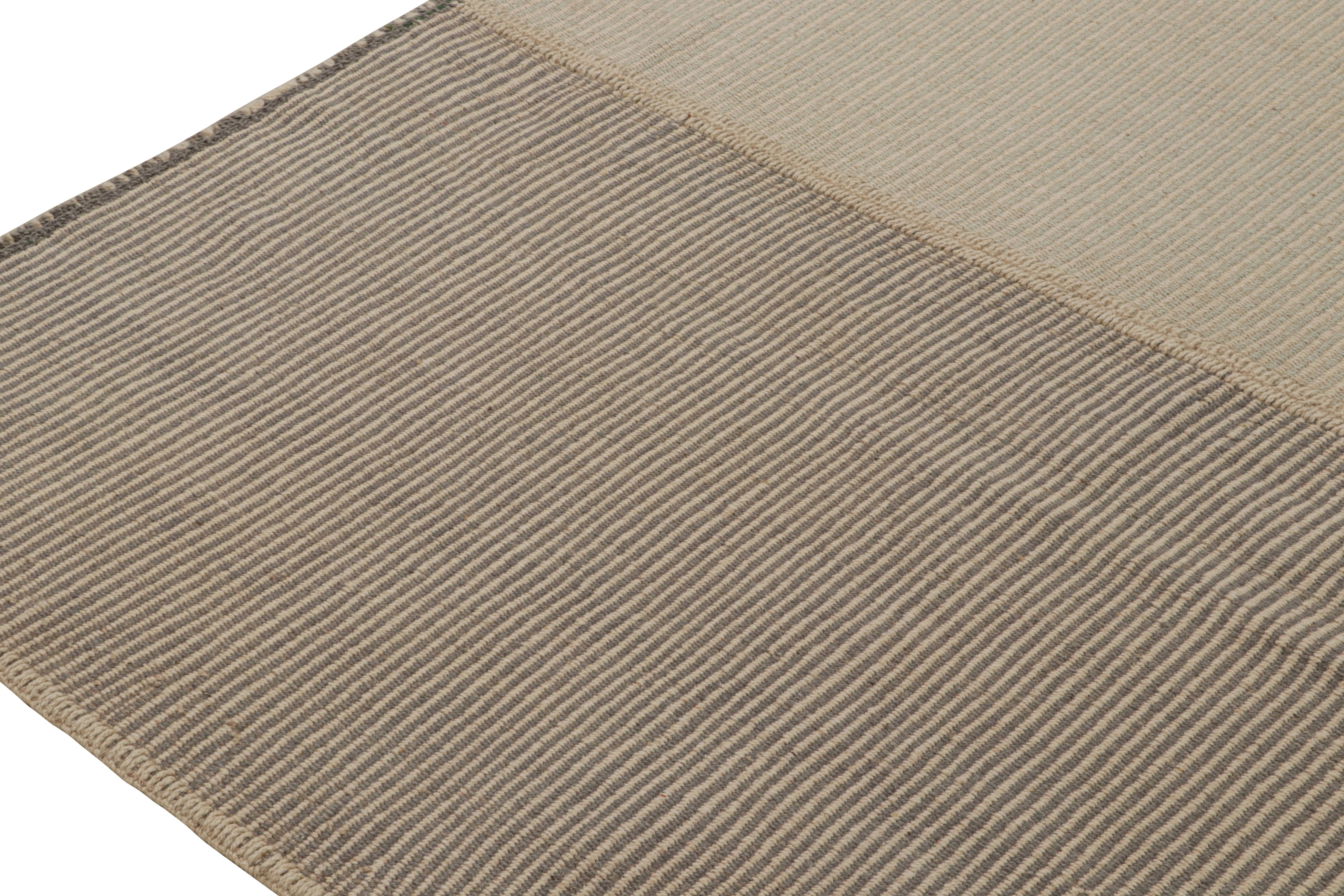 Tissé à la main Rug & Kilim's Modern Kilim Rug in Beige-Brown & Green Textural Stripes (tapis moderne en Kilim beige, marron et vert) en vente