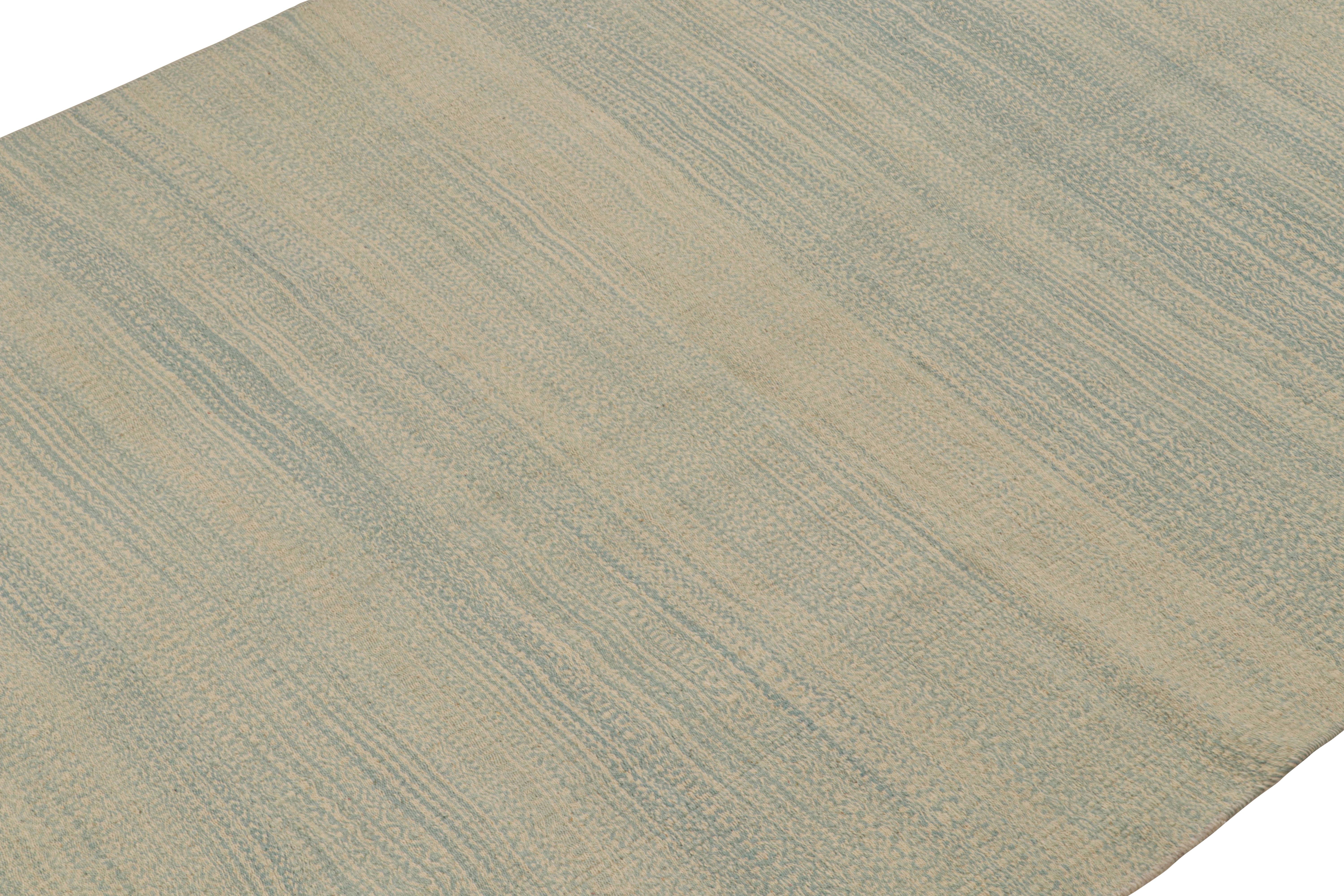 Rug & Kilim's Moderner Kilim-Teppich in Blau und Beige Streifen und Striae (Handgewebt) im Angebot