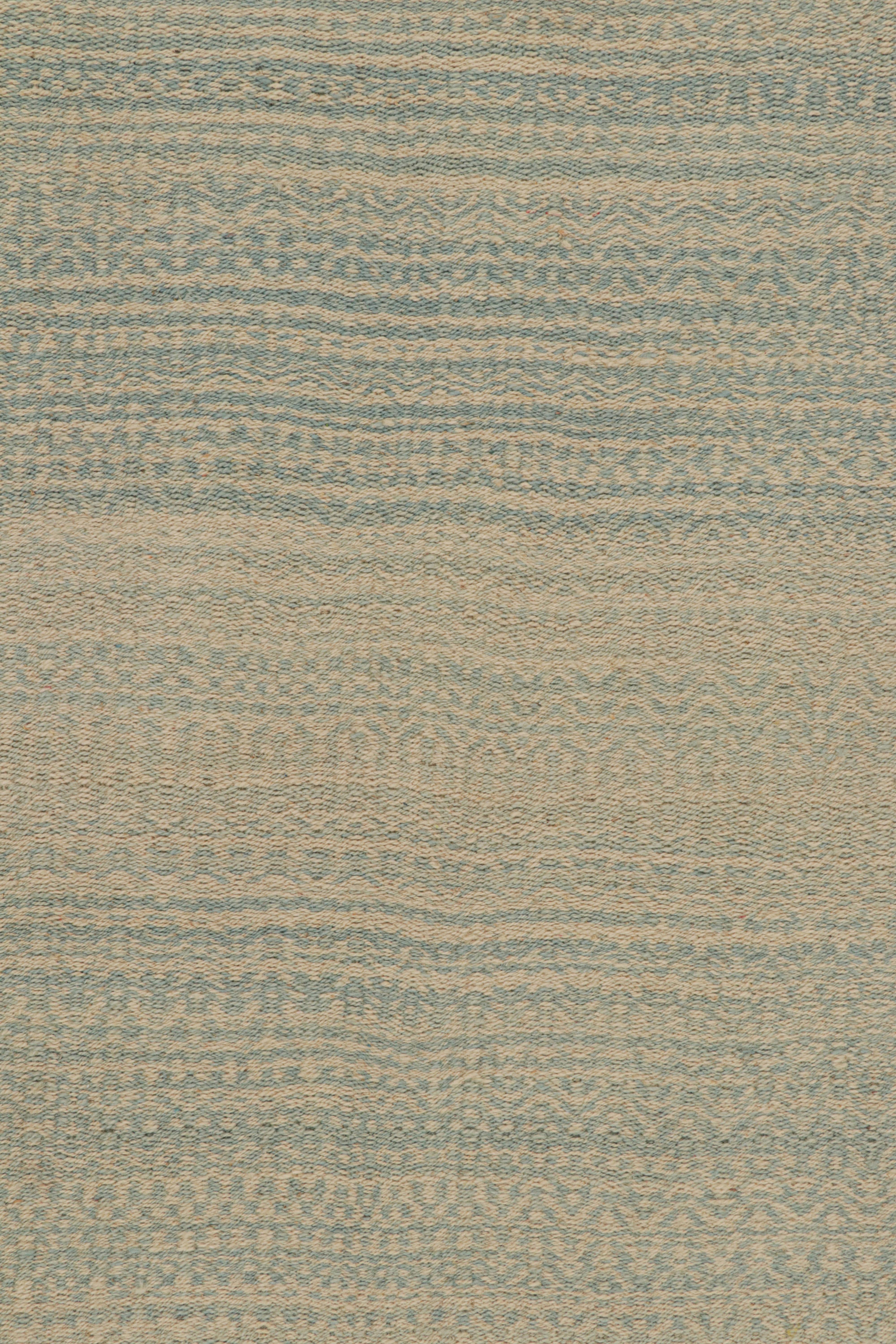 Rug & Kilim's Moderner Kilim-Teppich in Blau und Beige Streifen und Striae (21. Jahrhundert und zeitgenössisch) im Angebot