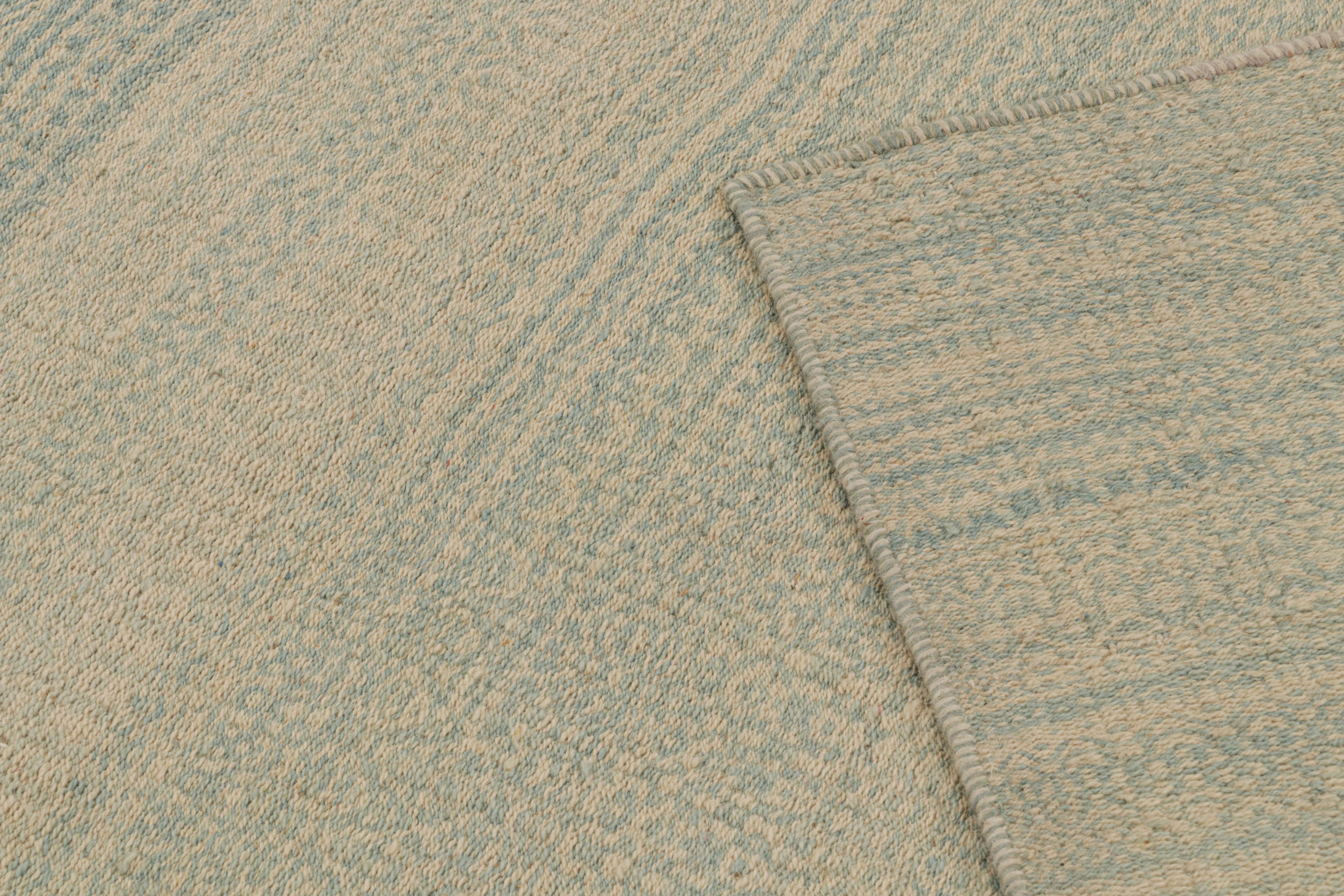 Rug & Kilim's Moderner Kilim-Teppich in Blau und Beige Streifen und Striae (Wolle) im Angebot