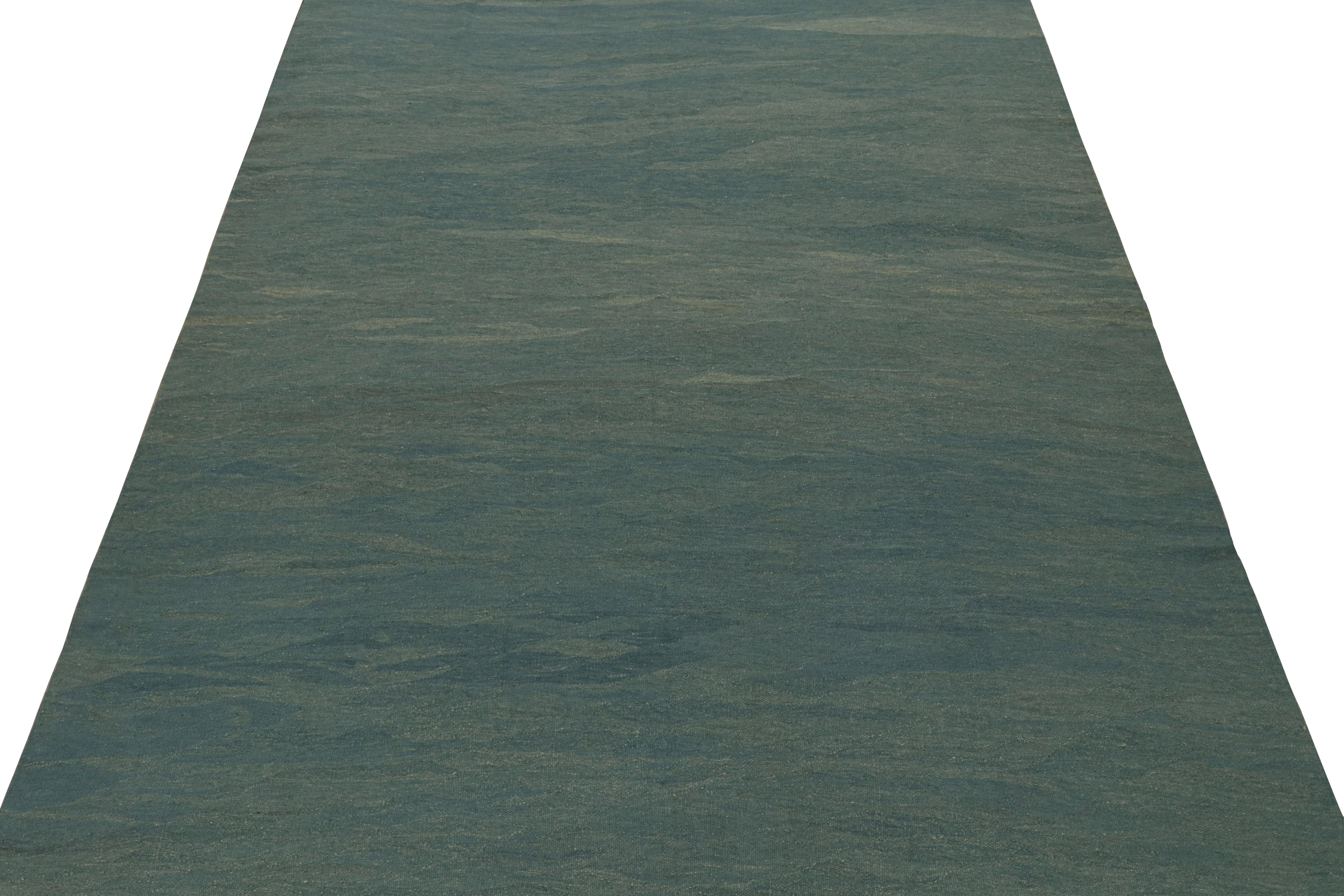 Rug & Kilim's Moderner Kilim-Teppich in Blau mit beigen Akzenten und Schlieren (Türkisch) im Angebot