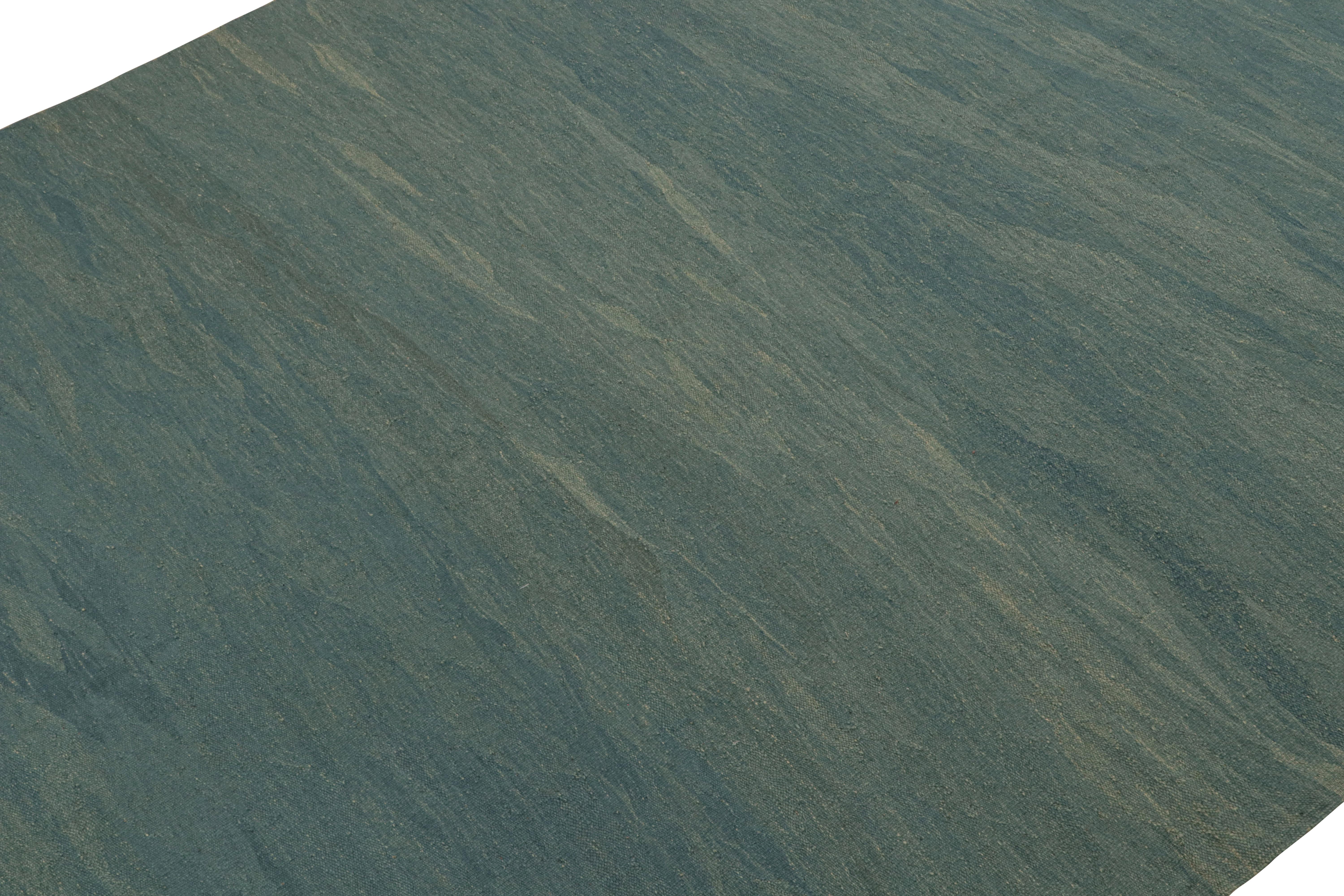 Rug & Kilim's Moderner Kilim-Teppich in Blau mit beigen Akzenten und Schlieren (Handgewebt) im Angebot