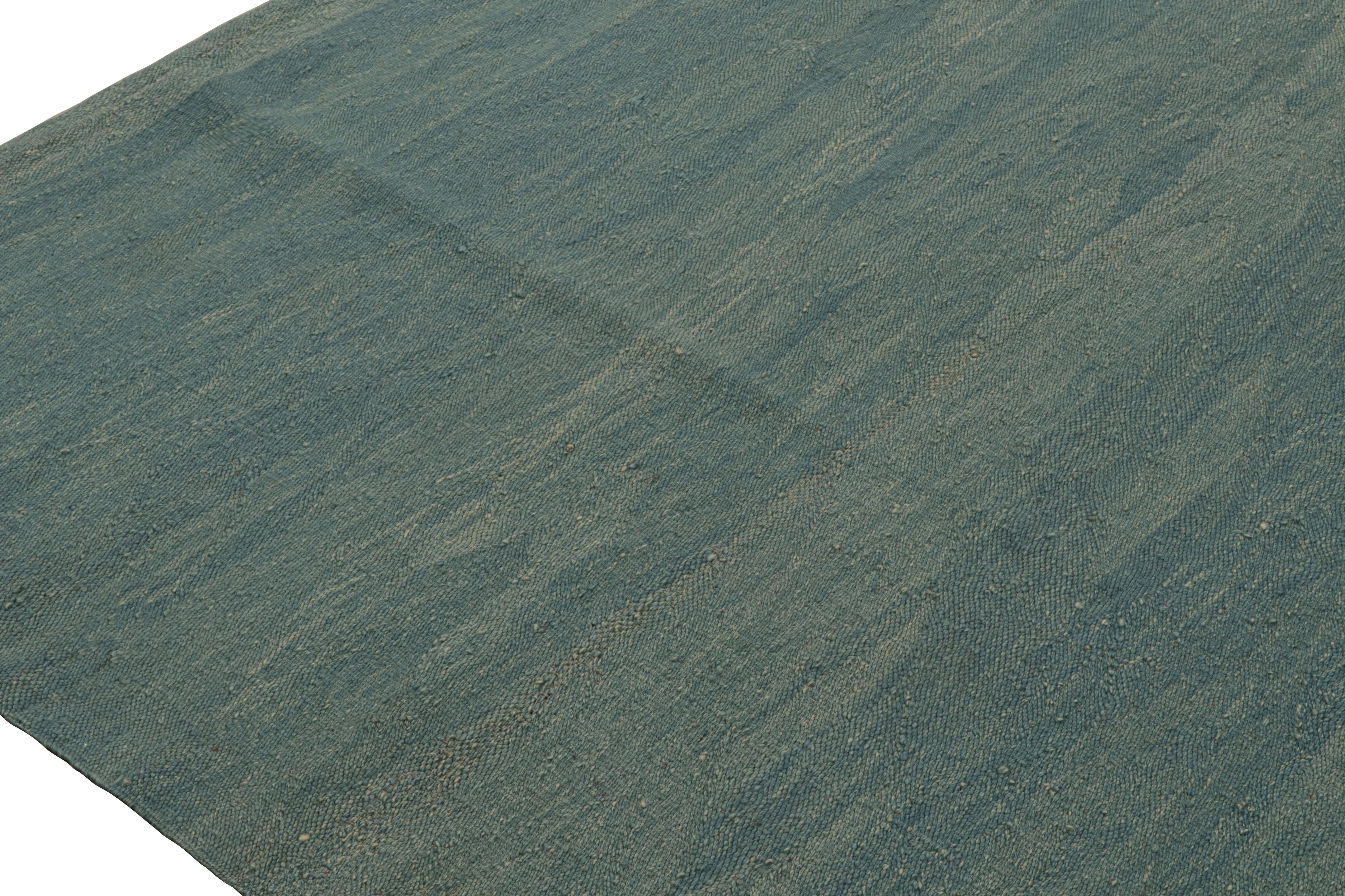 Rug & Kilim's Moderner Kilim-Teppich in Blau mit beigen Akzenten und Schlieren im Zustand „Neu“ im Angebot in Long Island City, NY