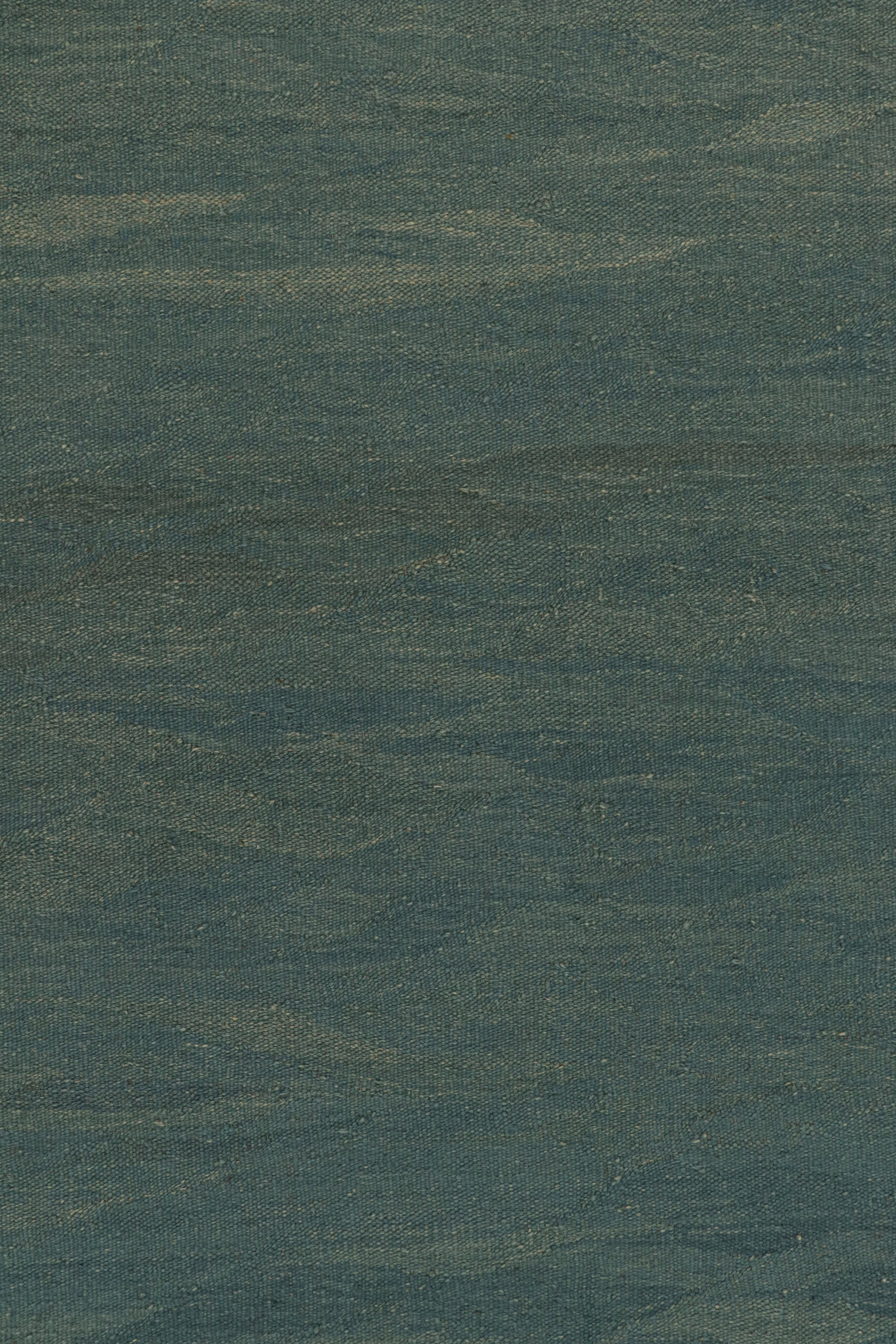 Rug & Kilim's Moderner Kilim-Teppich in Blau mit beigen Akzenten und Schlieren (21. Jahrhundert und zeitgenössisch) im Angebot