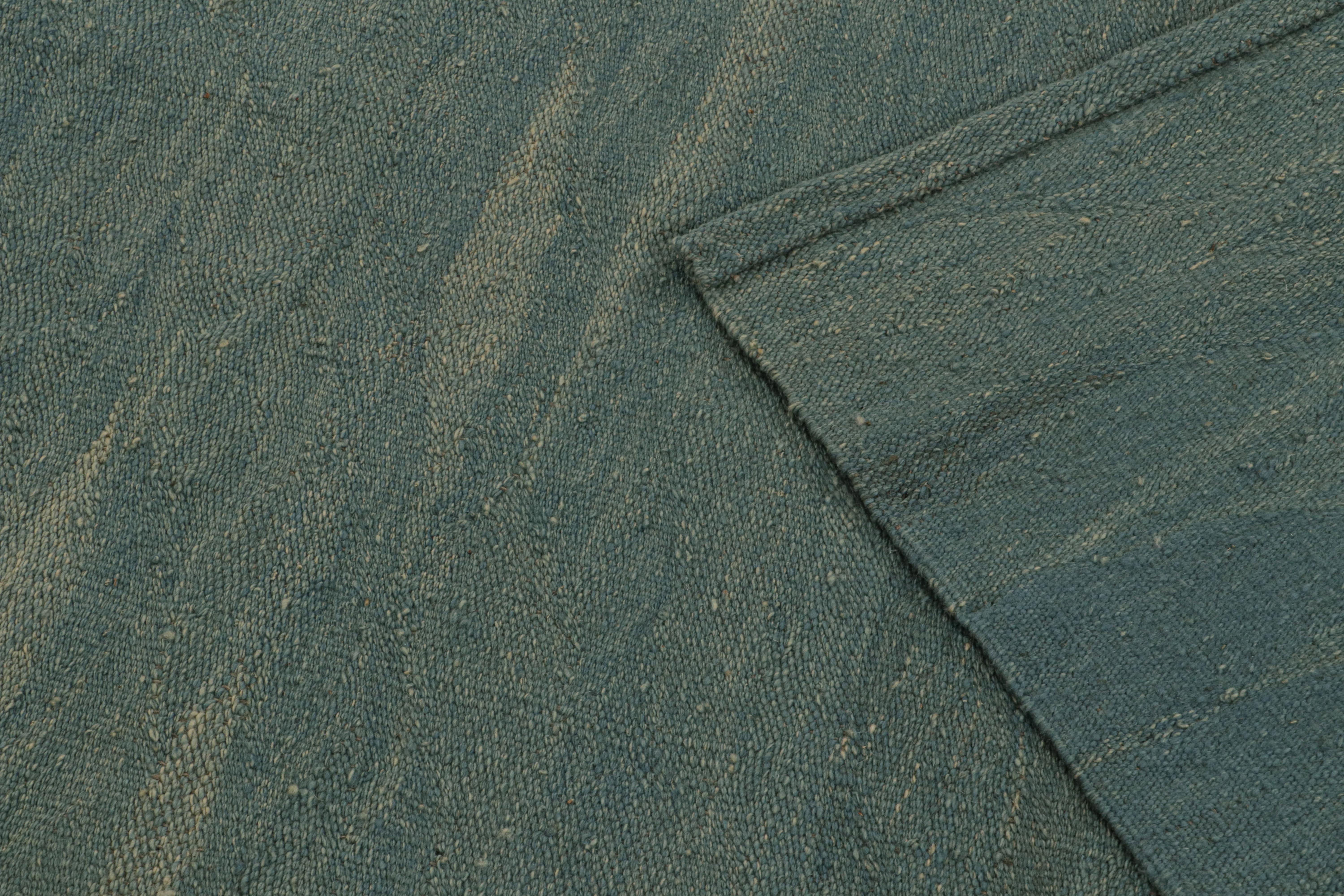 Rug & Kilim's Moderner Kilim-Teppich in Blau mit beigen Akzenten und Schlieren (Wolle) im Angebot