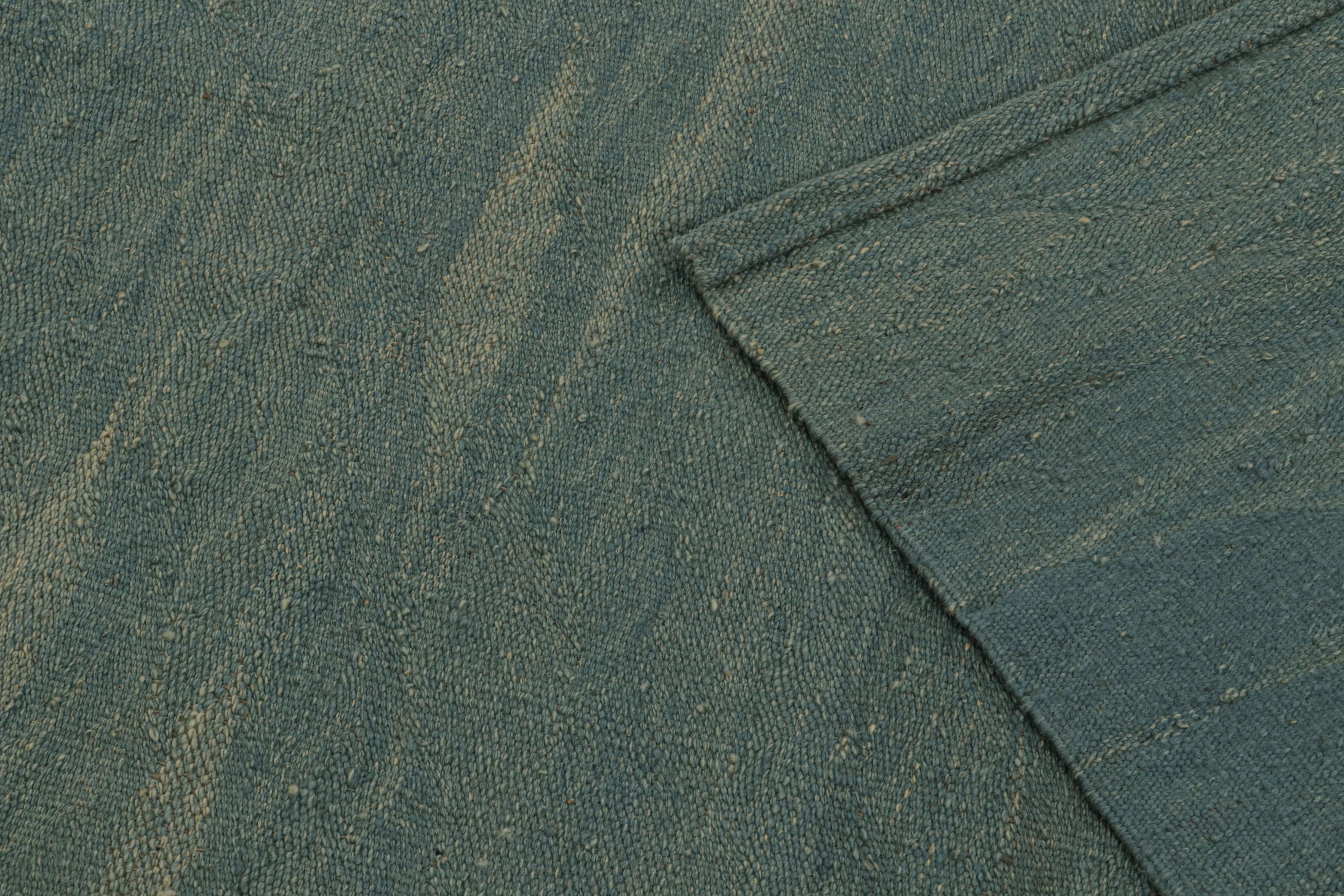 XXI secolo e contemporaneo Tappeto moderno Rug & Kilim in blu con accenti beige e striature in vendita