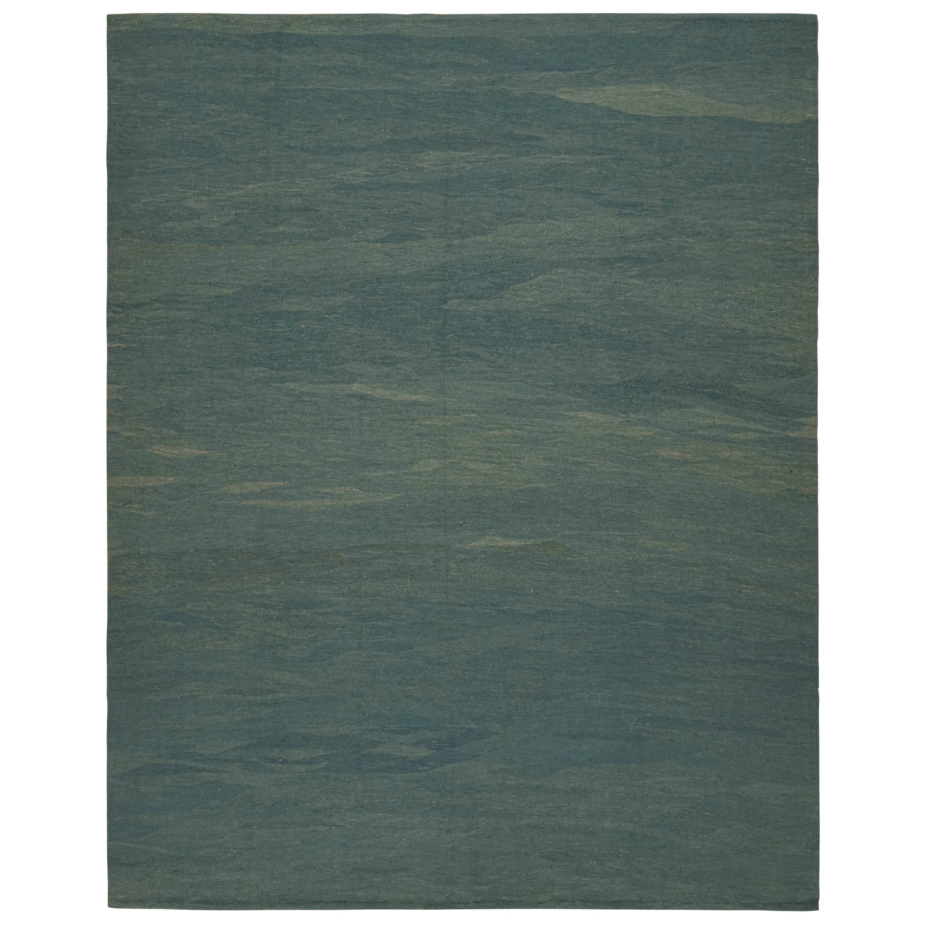 Rug & Kilim's Moderner Kilim-Teppich in Blau mit beigen Akzenten und Schlieren im Angebot
