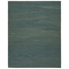 Rug & Kilim's Modern Kilim rug in Blue with Beige Accents and Striae (tapis Kilim moderne en bleu avec des accents beiges et des rayures)
