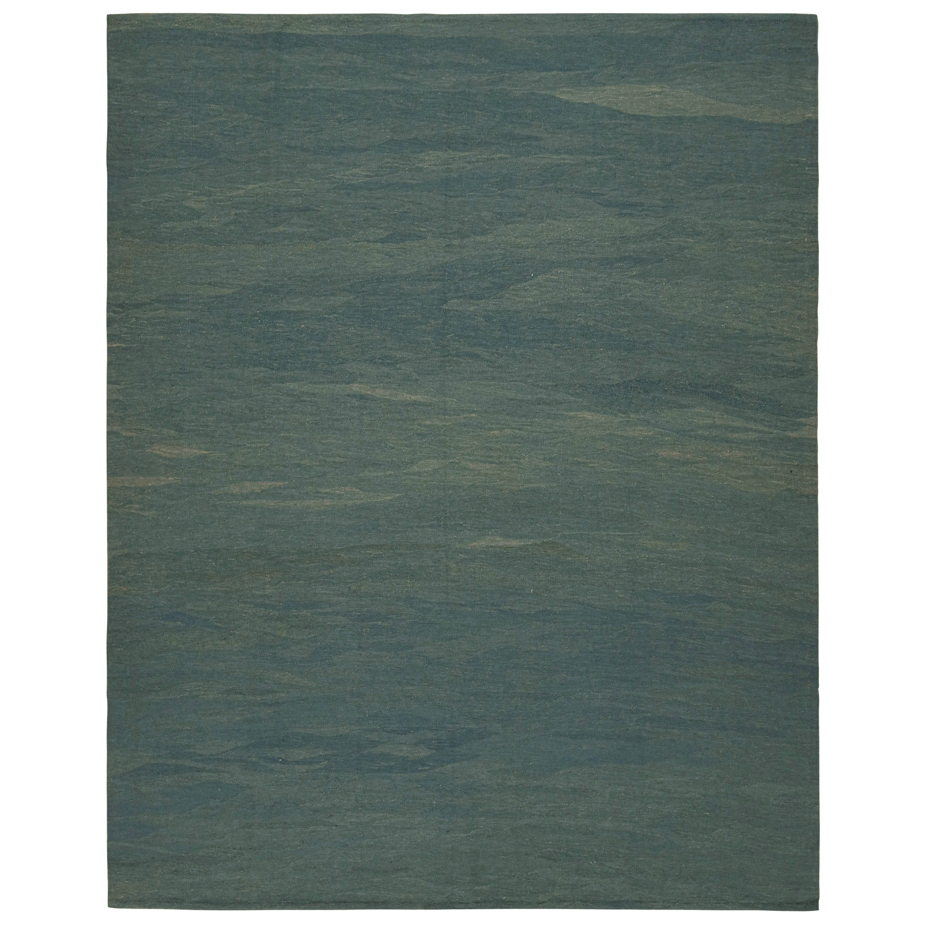 Tappeto moderno Rug & Kilim in blu con accenti beige e striature in vendita