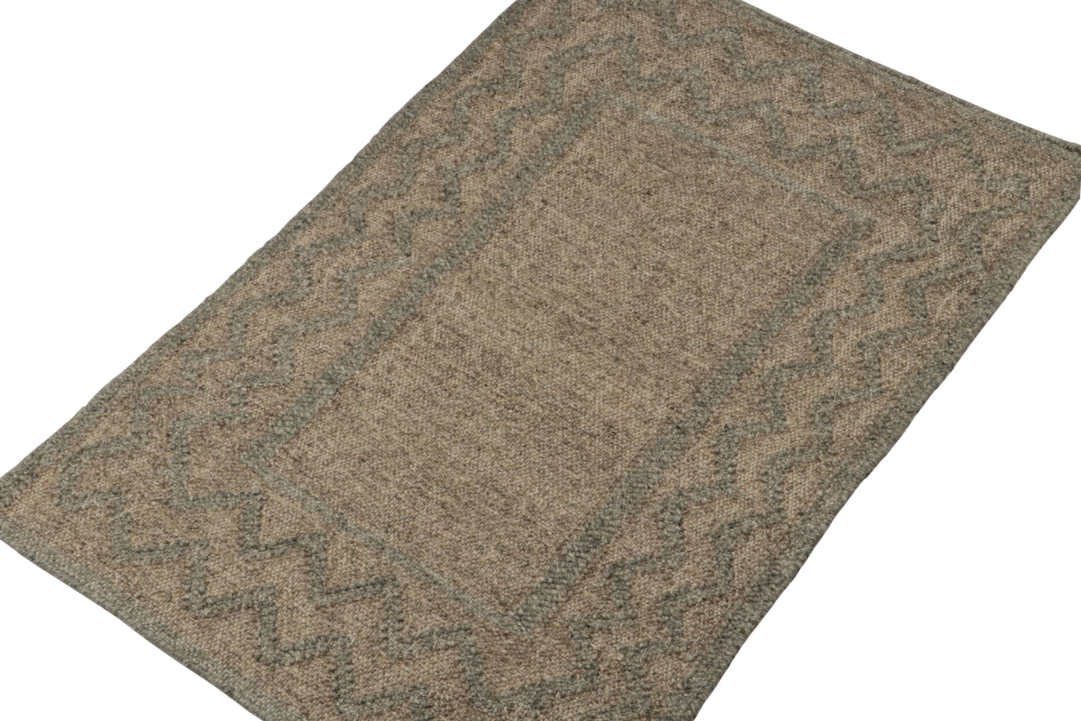 Dieser 2x3-Teppich ist eine kühne Neuheit in der Flachgewebekollektion von Rug & Kilim.  

Über das Design: 

Dieser moderne Kelim aus handgewebter Wolle und Baumwolle trägt geometrische Muster in Braun und Grau. Darüber hinaus genießt er eine