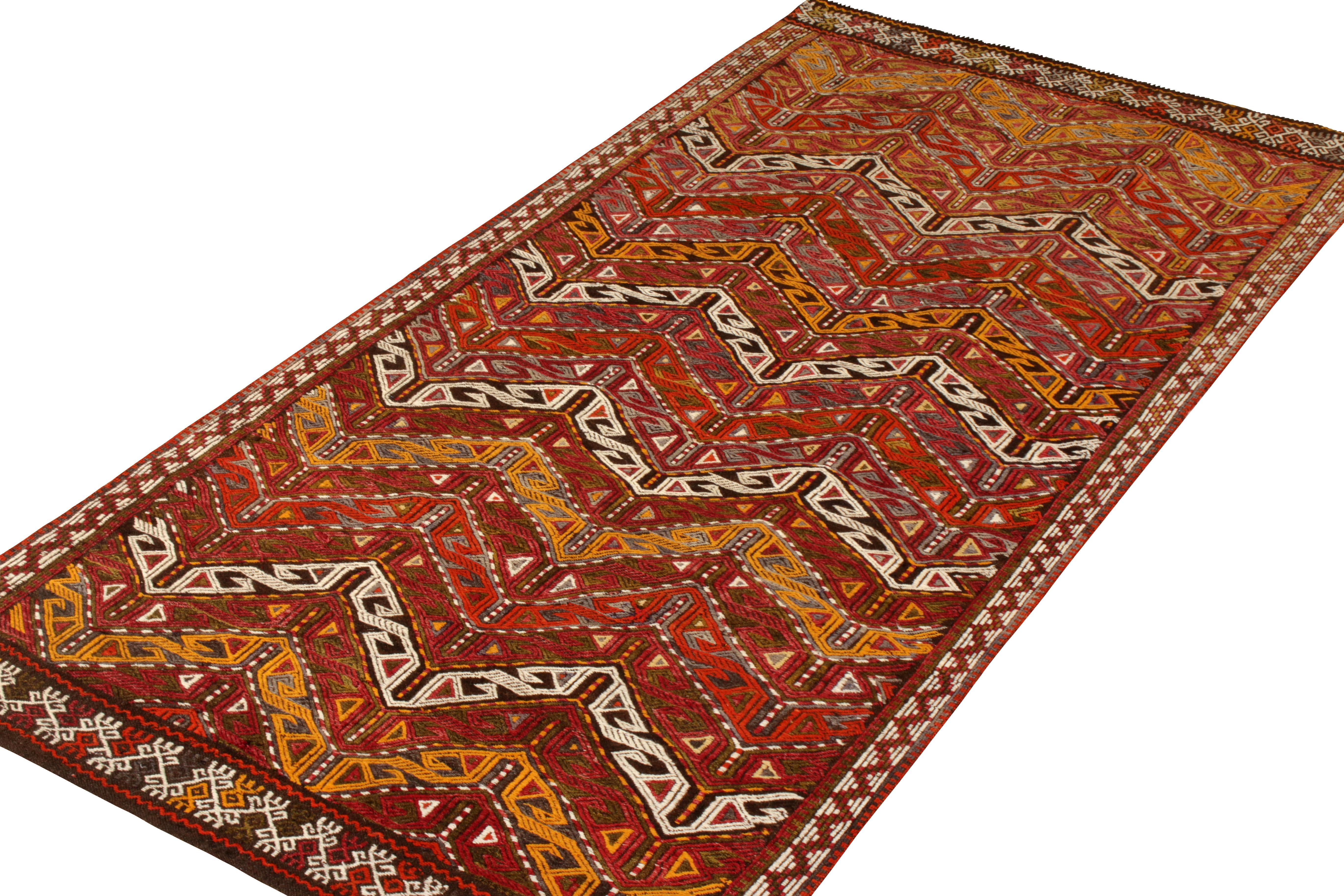 Moderner Kelim-Teppich von Teppich & Kilims mit braunem, rotem geometrischem Muster (Türkisch) im Angebot