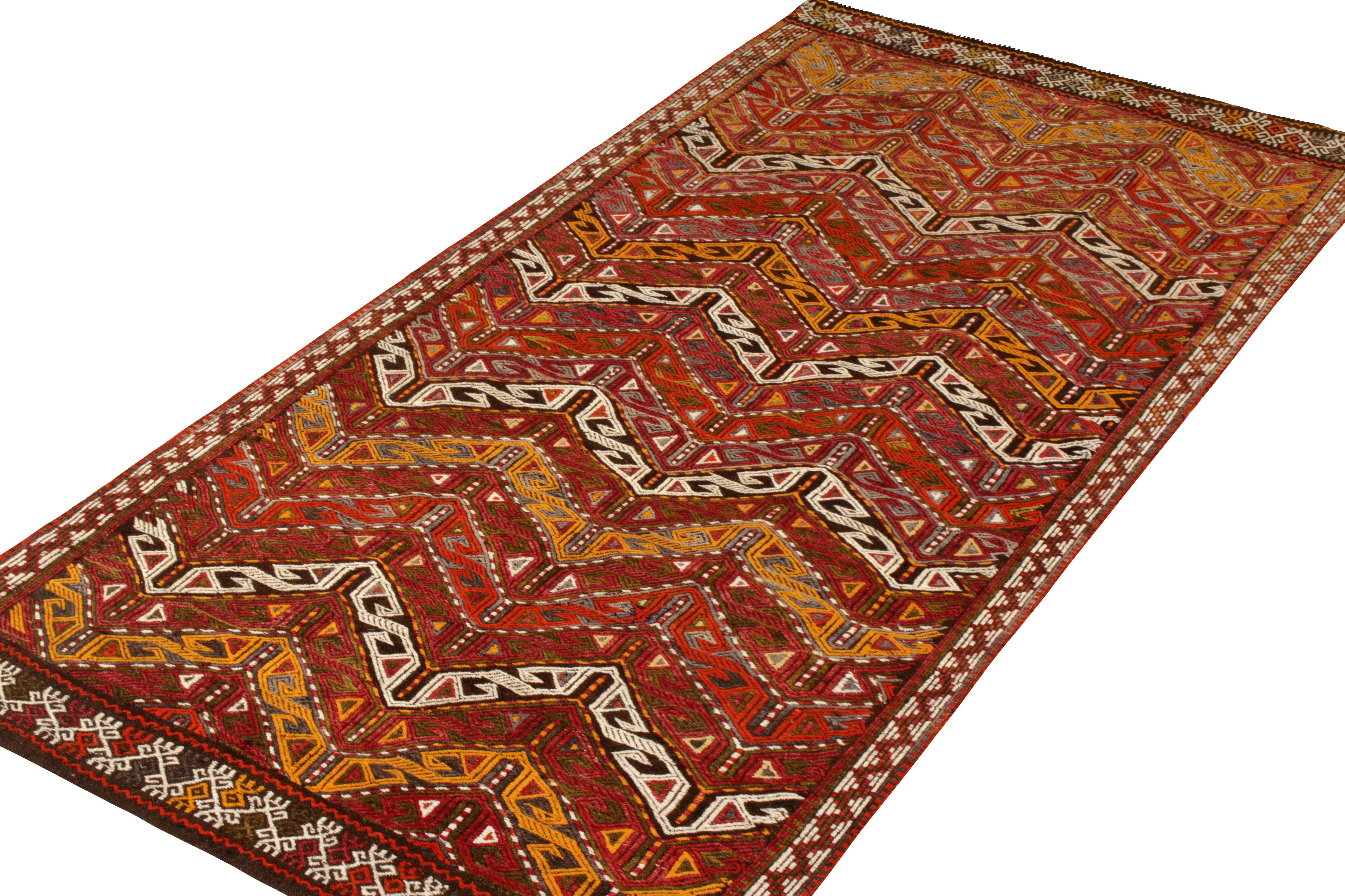 Rug & Kilim's Modern Kilim Rug in Brown, Red Geometric Pattern (Moderne) im Angebot