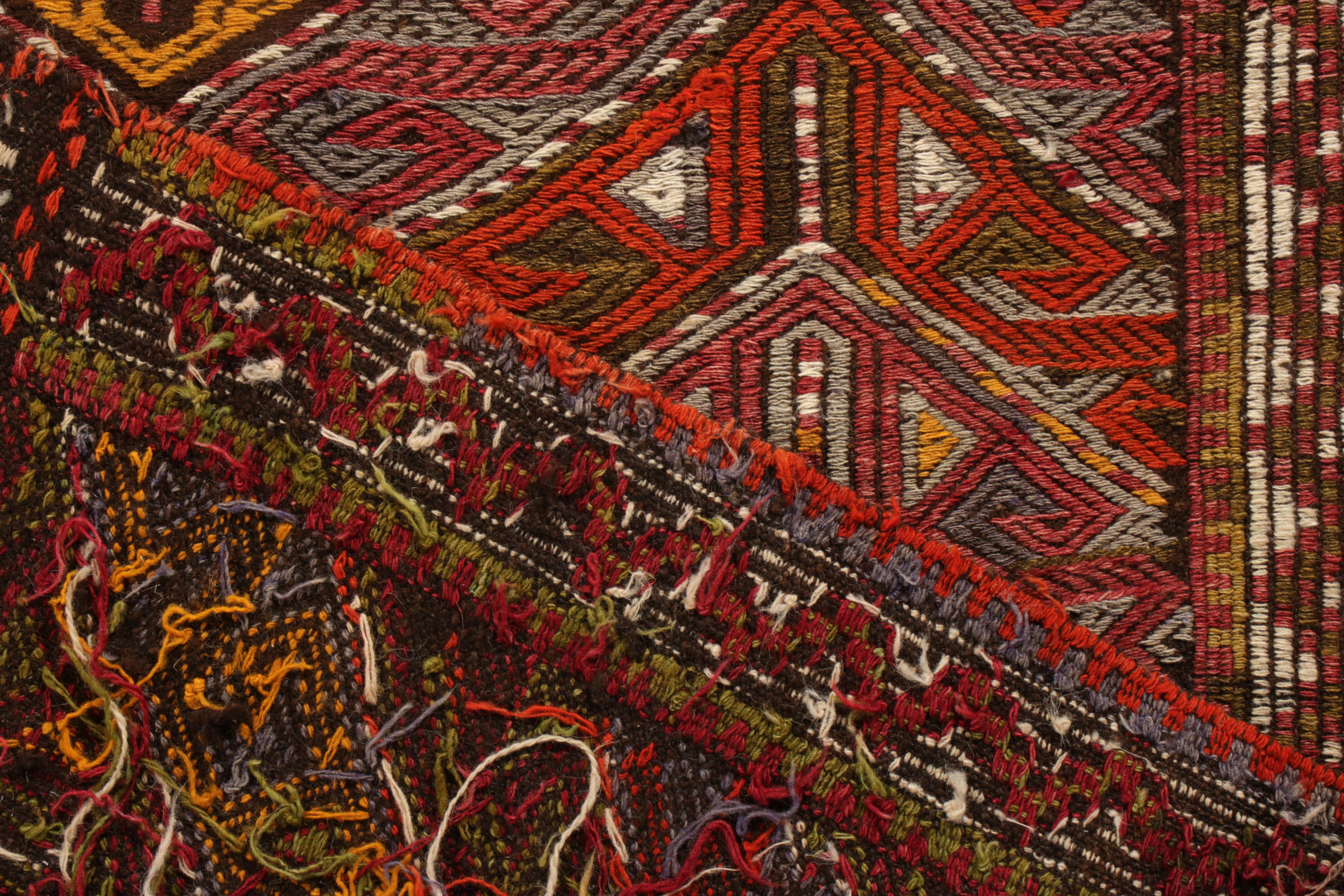 Rug & Kilim's Modern Kilim Rug in Brown, Red Geometric Pattern (Handgeknüpft) im Angebot