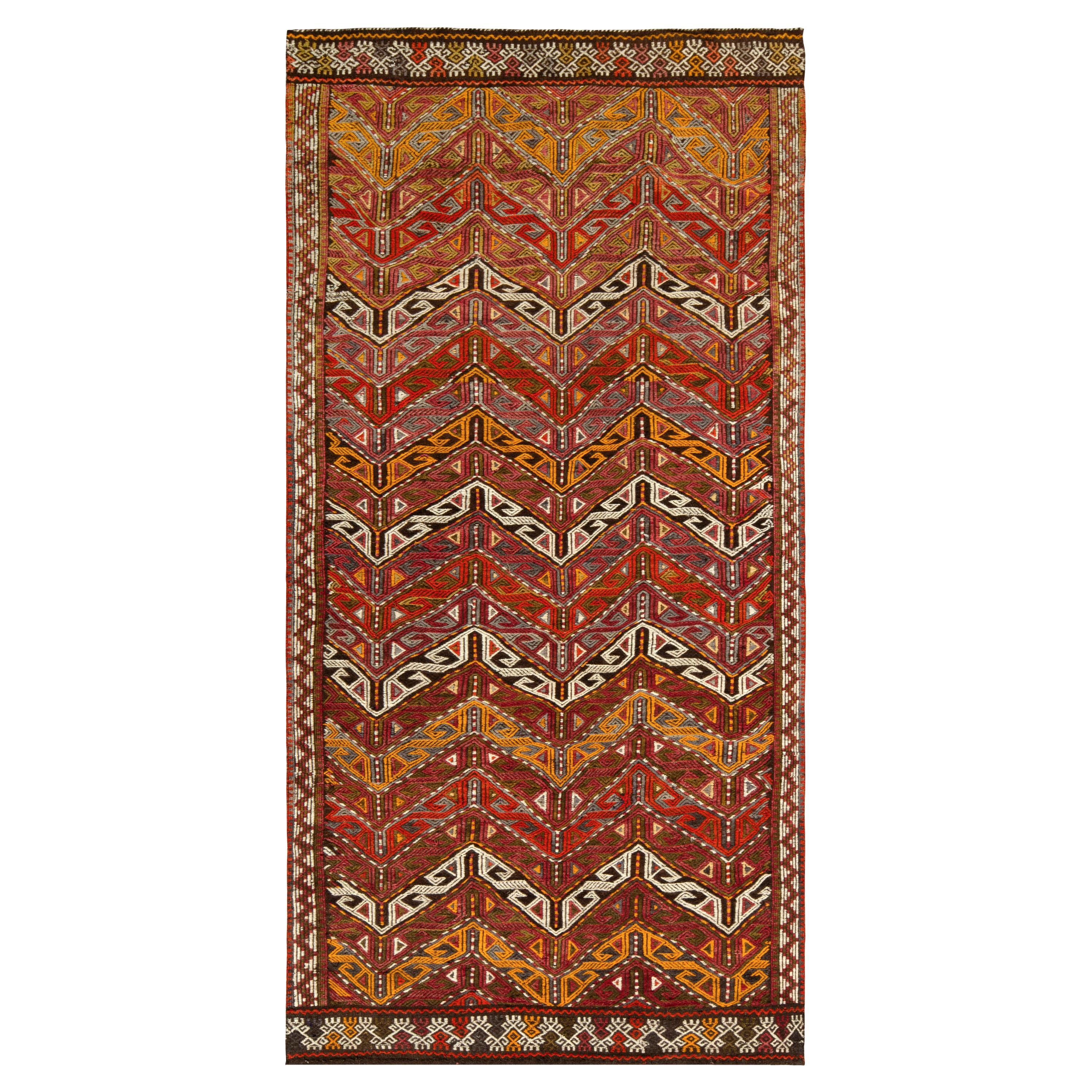 Rug & Kilim's Modern Kilim Rug in Brown, Red Geometric Pattern (tapis Kilim moderne en brun, motif géométrique rouge)