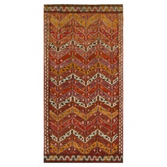 Alfombra moderna Rug & Kilim de color marrón y dibujo geométrico rojo