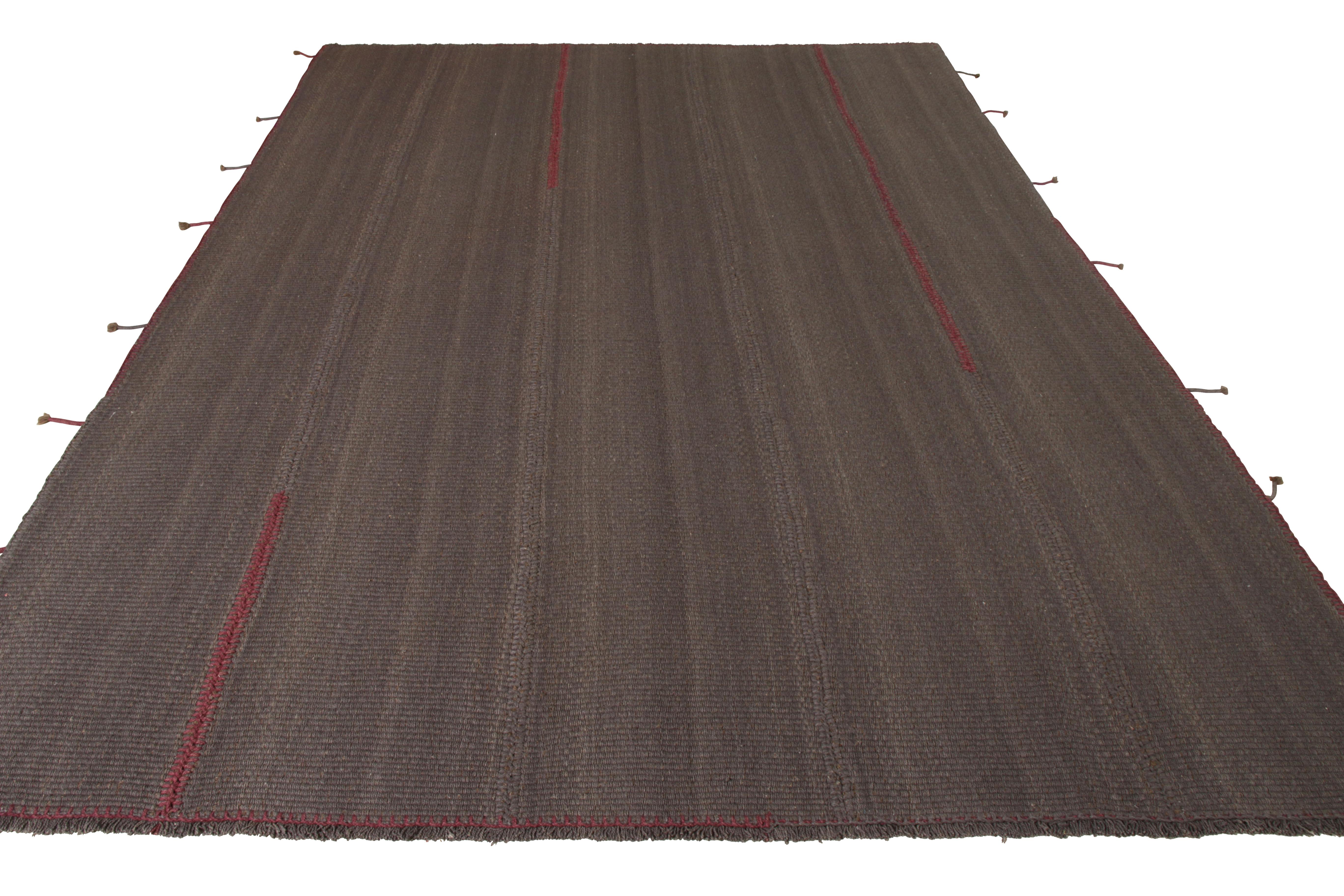 Tessuti in pannelli per aggiungere consistenza e profondità, Rug & Kilim è orgogliosa di presentare la sua nuova linea di kilim che gioca con la consistenza per dare al kilim un corpo più forte e una maggiore stabilità sotto i piedi. Un abbinamento