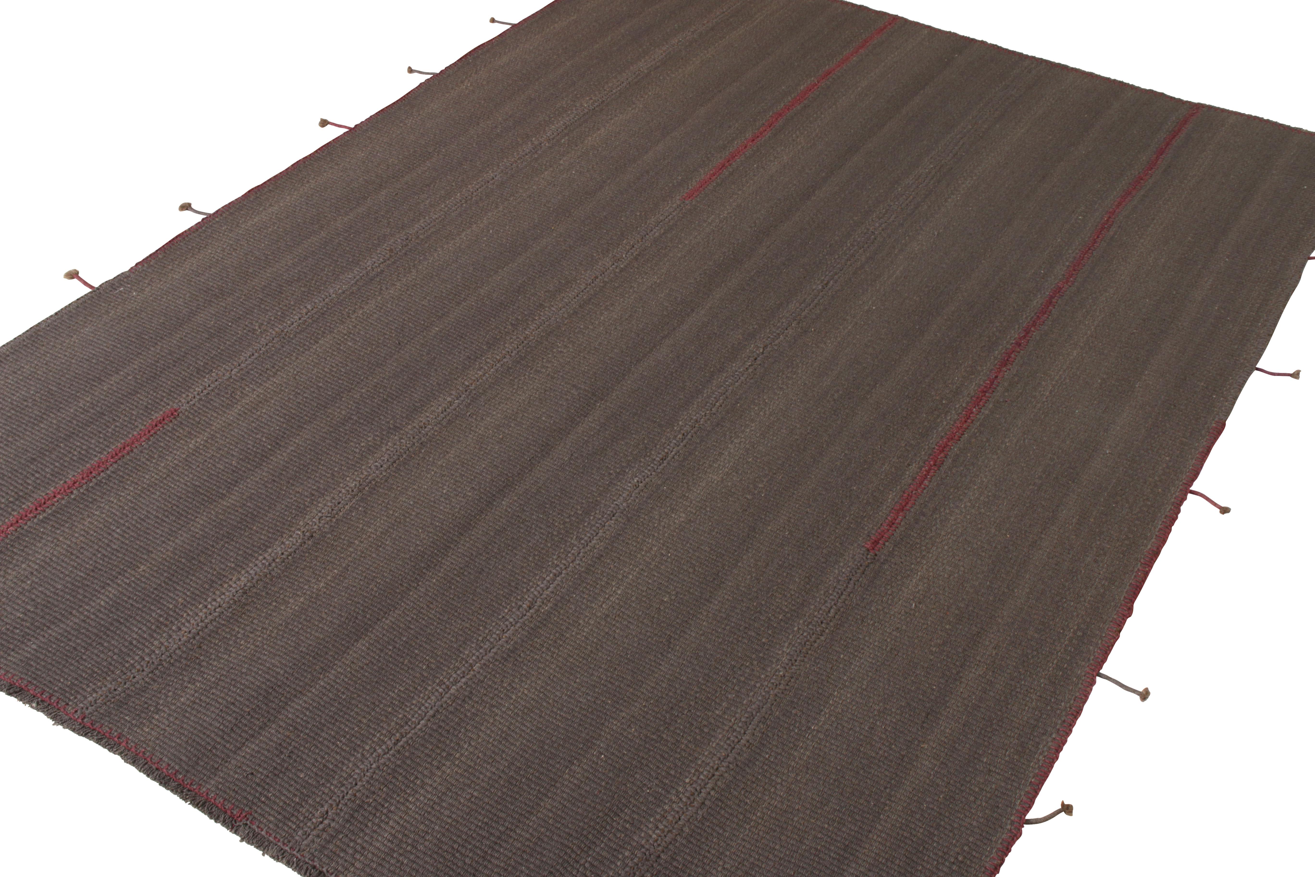 Altro Rug & Kilim - Tappeto Kilim moderno con motivi a strisce rosse e grigio-marrone in vendita