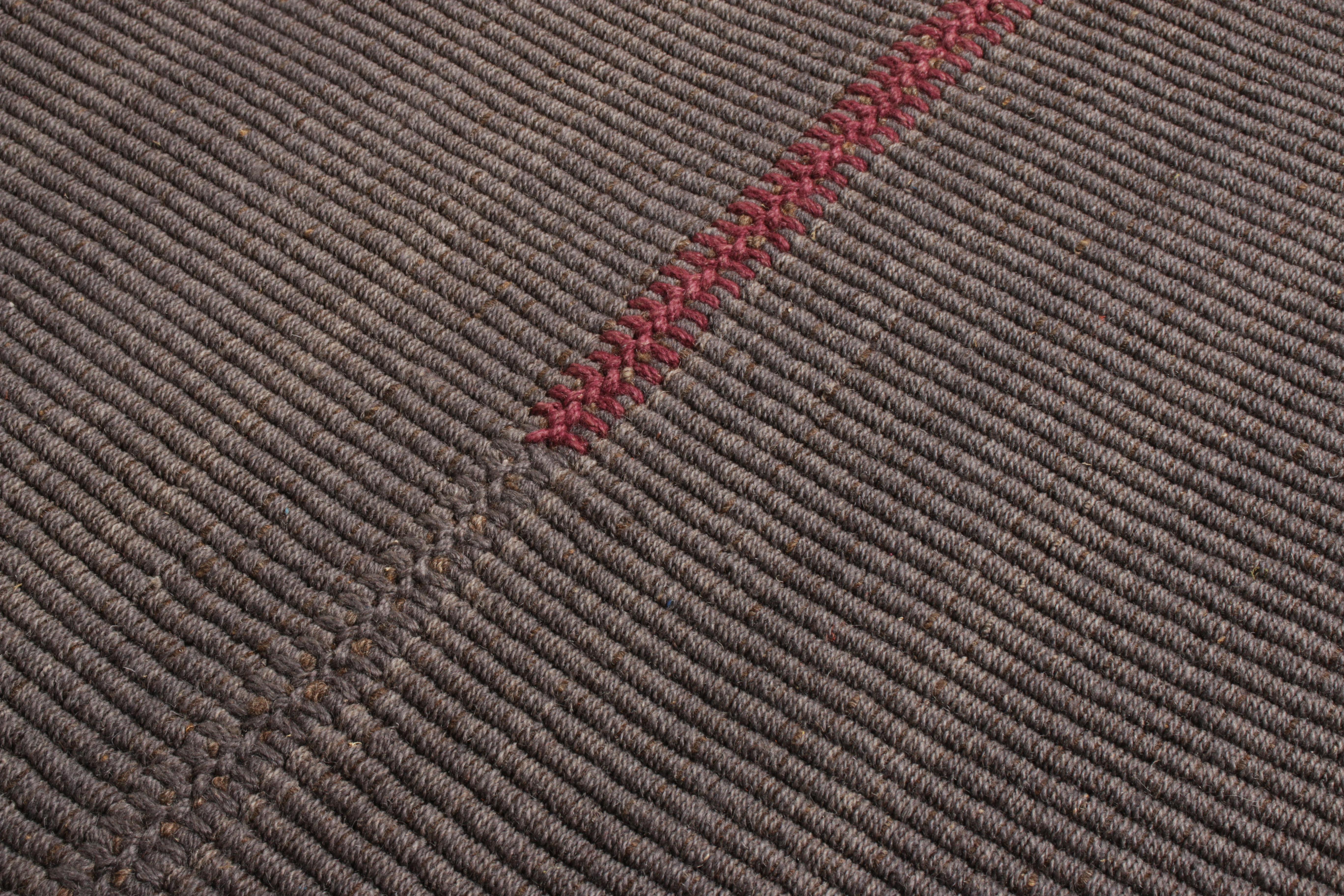 Persiano Rug & Kilim - Tappeto Kilim moderno con motivi a strisce rosse e grigio-marrone in vendita