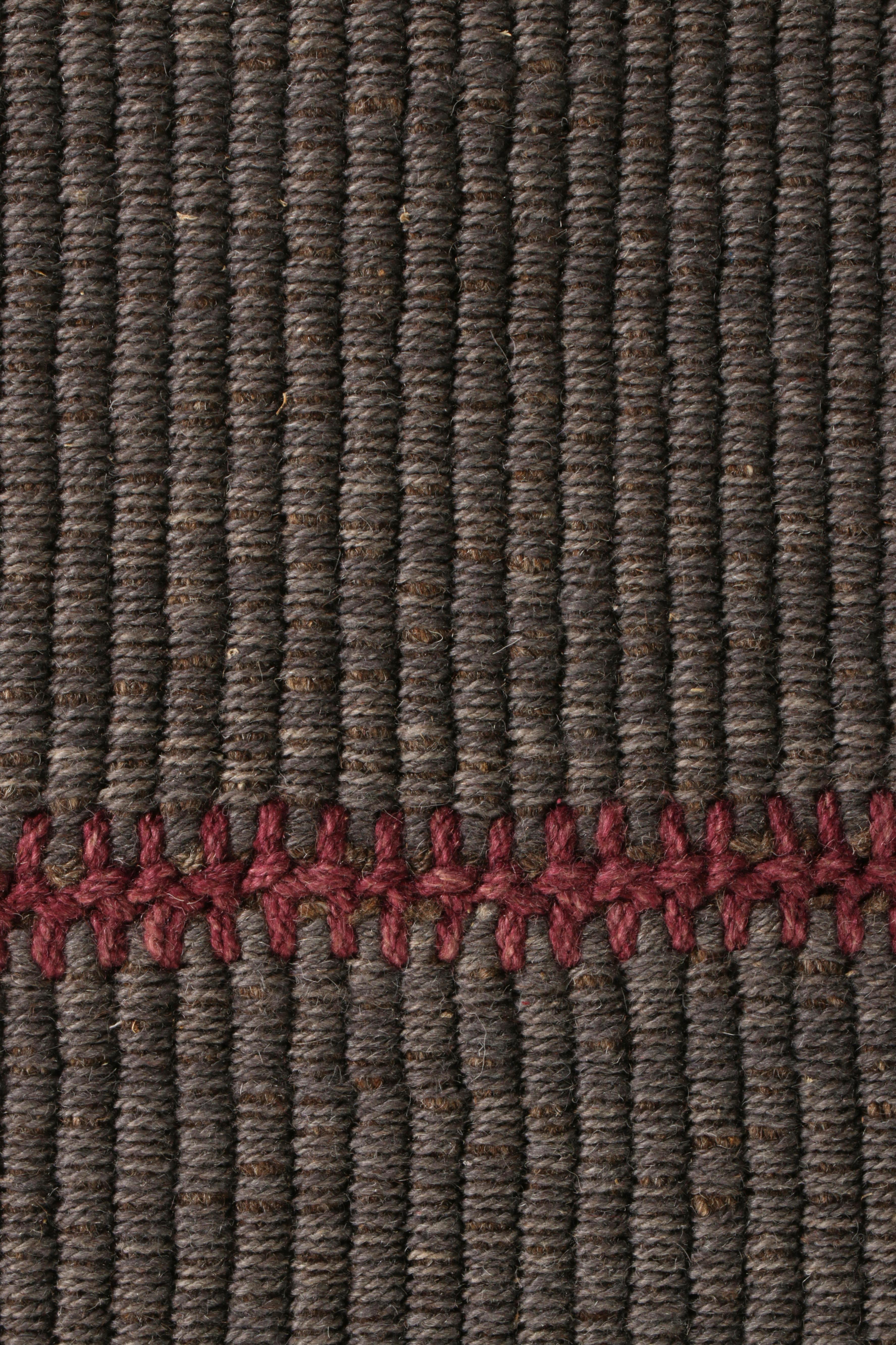 Rug & Kilim - Tappeto Kilim moderno con motivi a strisce rosse e grigio-marrone In condizioni Nuovo in vendita a Long Island City, NY
