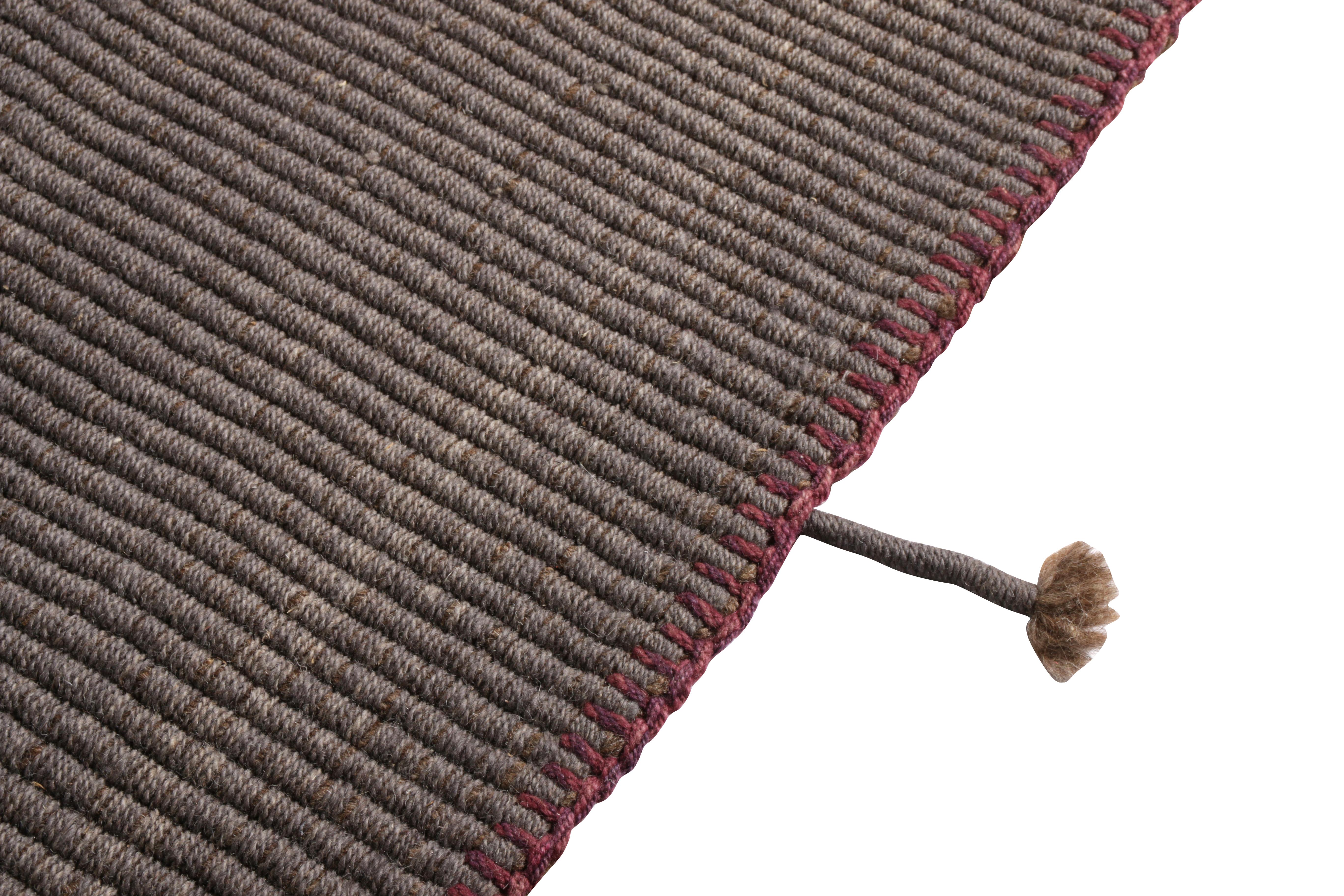 XXI secolo e contemporaneo Rug & Kilim - Tappeto Kilim moderno con motivi a strisce rosse e grigio-marrone in vendita
