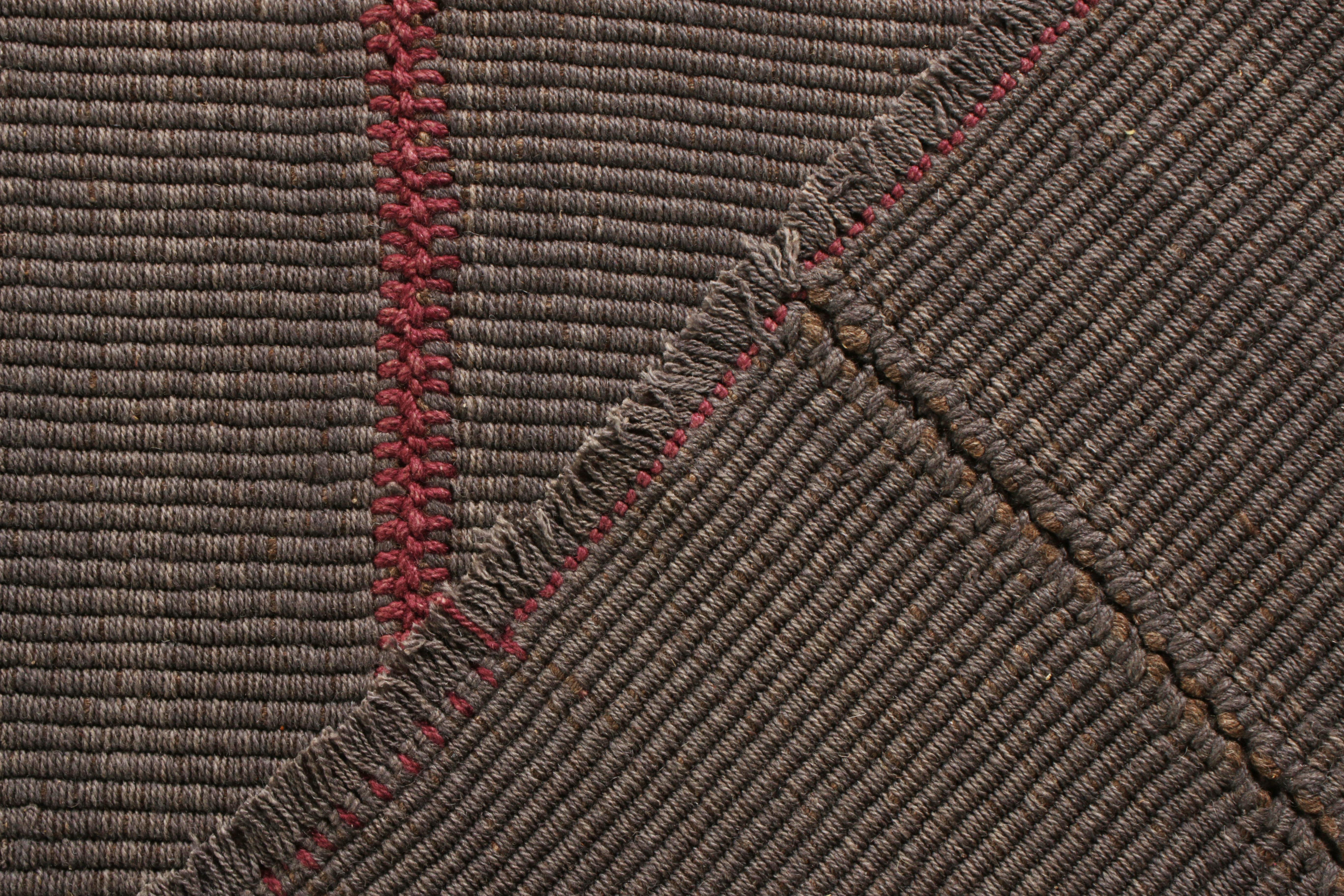Lana Rug & Kilim - Tappeto Kilim moderno con motivi a strisce rosse e grigio-marrone in vendita