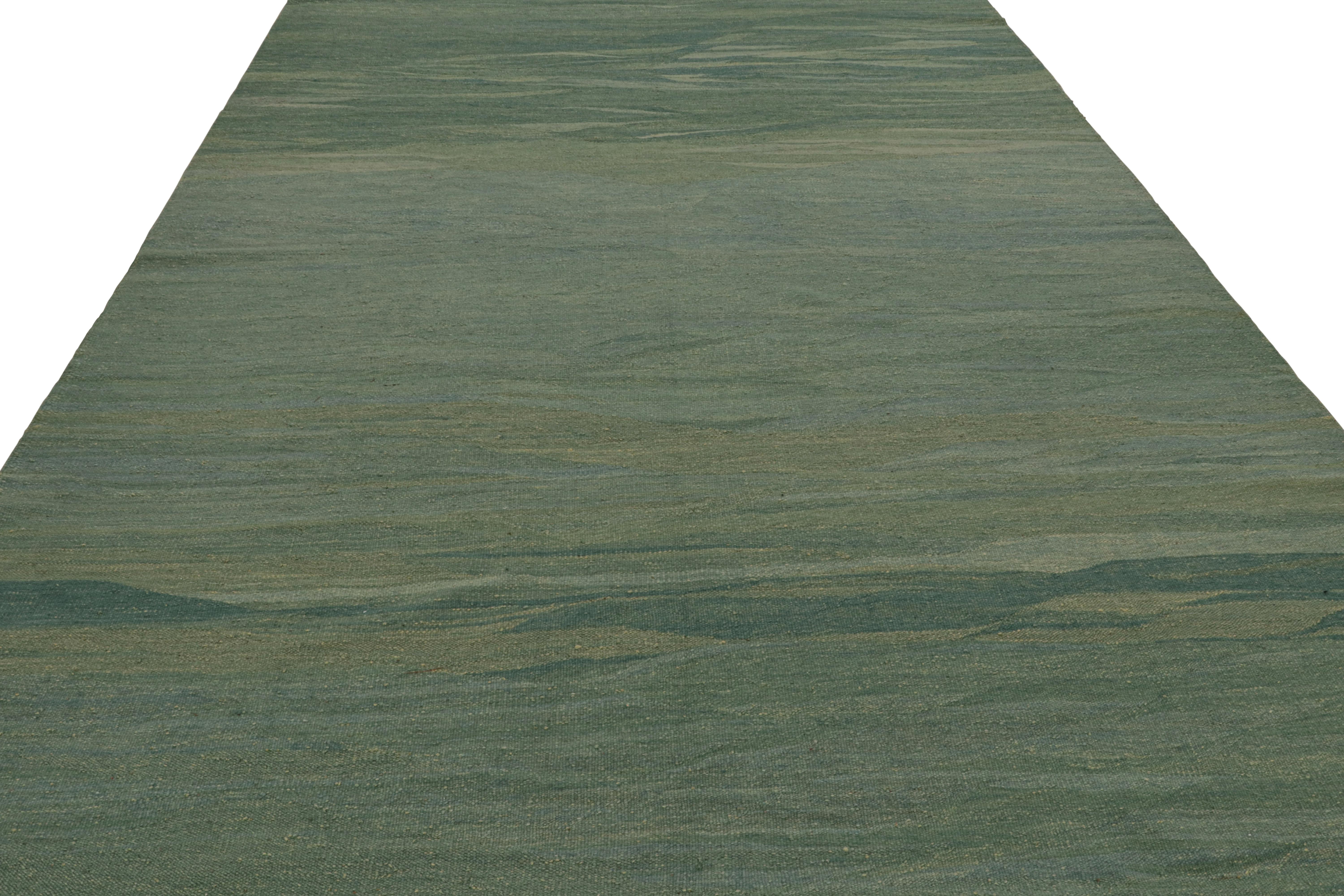 Moderne Rug & Kilim's Modern Kilim Rug, in Teal Tones, with Muted Patterns (tapis moderne en Kilim, dans les tons sarcelle, avec des motifs atténués) en vente