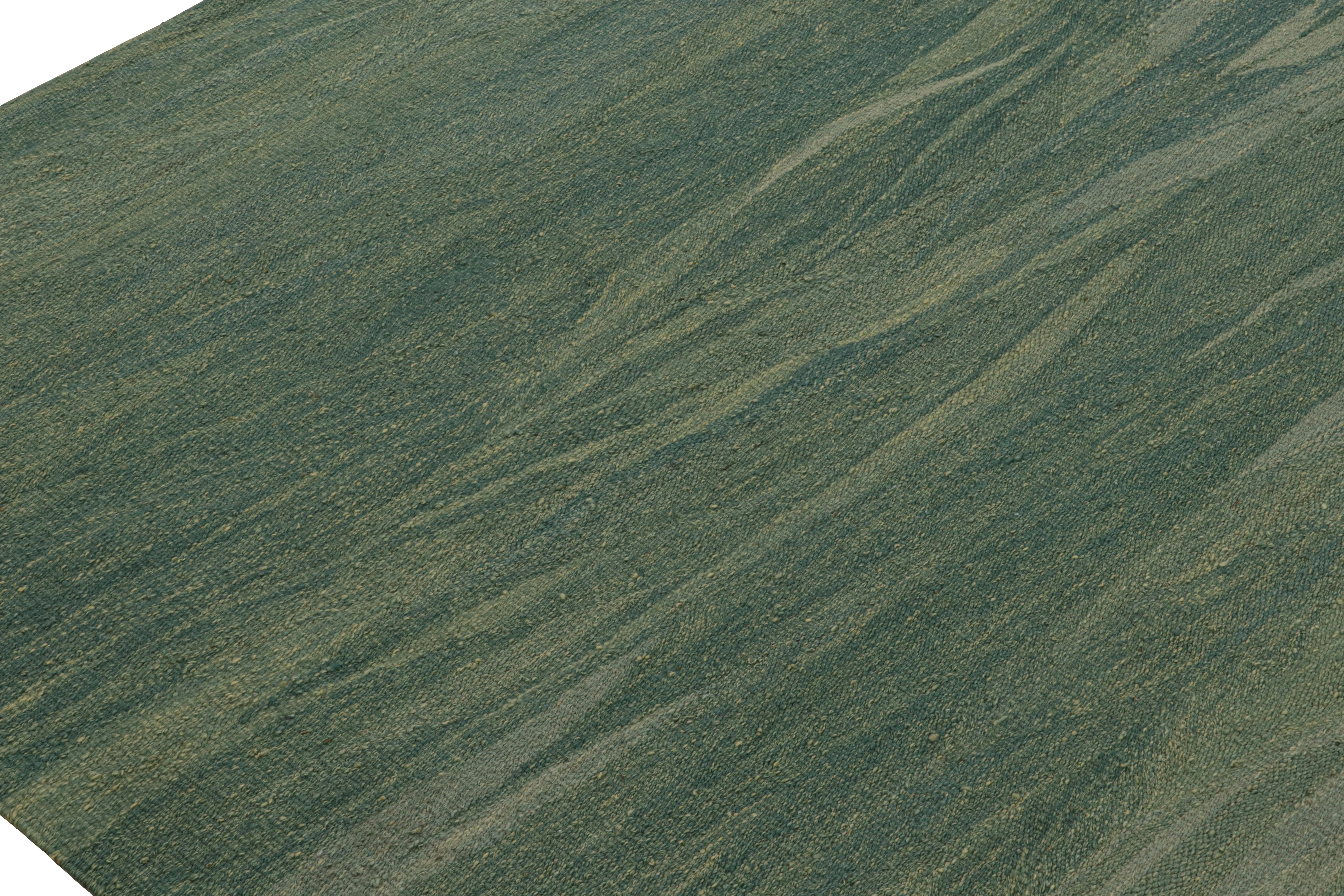 Noué à la main Rug & Kilim's Modern Kilim Rug, in Teal Tones, with Muted Patterns (tapis moderne en Kilim, dans les tons sarcelle, avec des motifs atténués) en vente