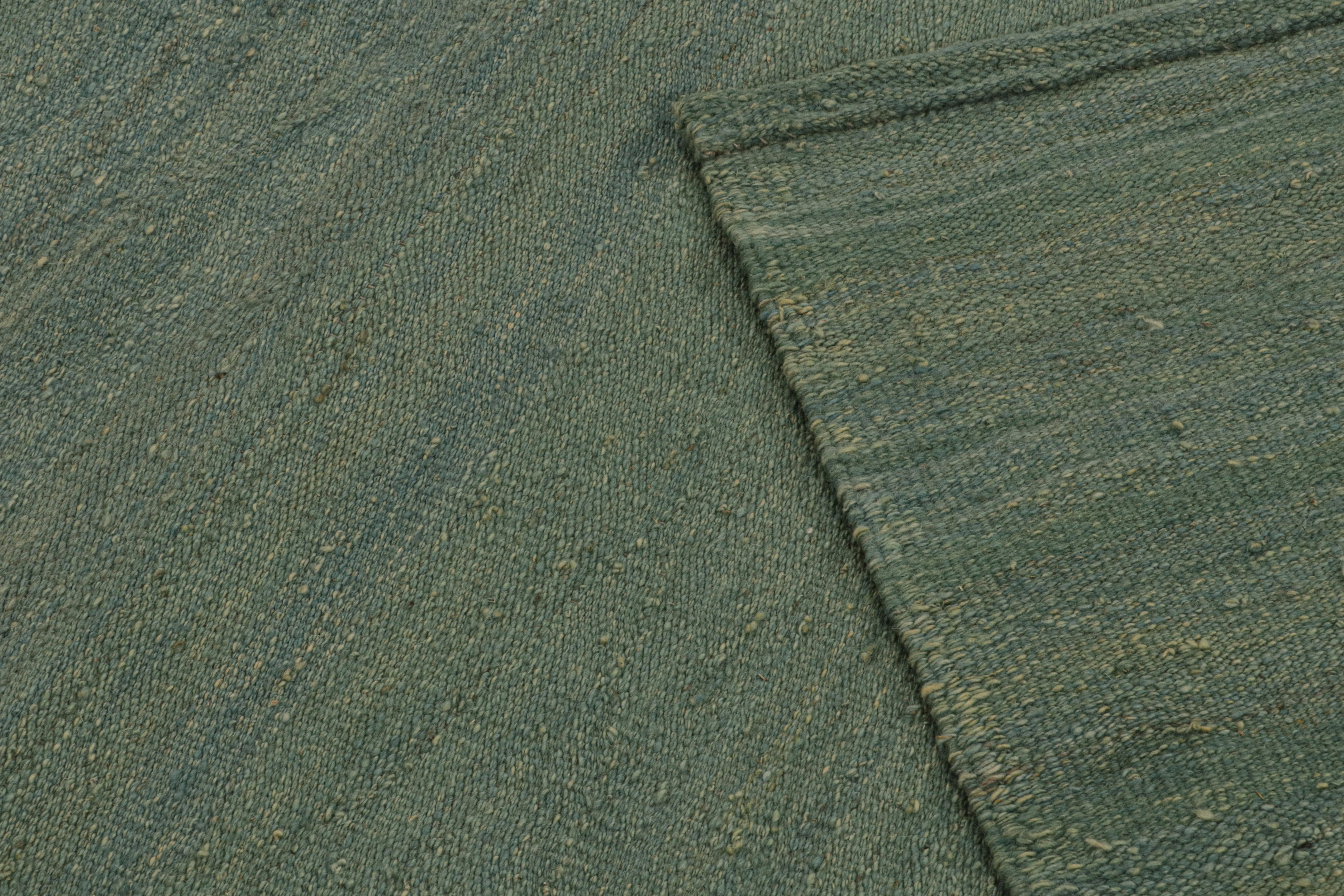XXIe siècle et contemporain Rug & Kilim's Modern Kilim Rug, in Teal Tones, with Muted Patterns (tapis moderne en Kilim, dans les tons sarcelle, avec des motifs atténués) en vente