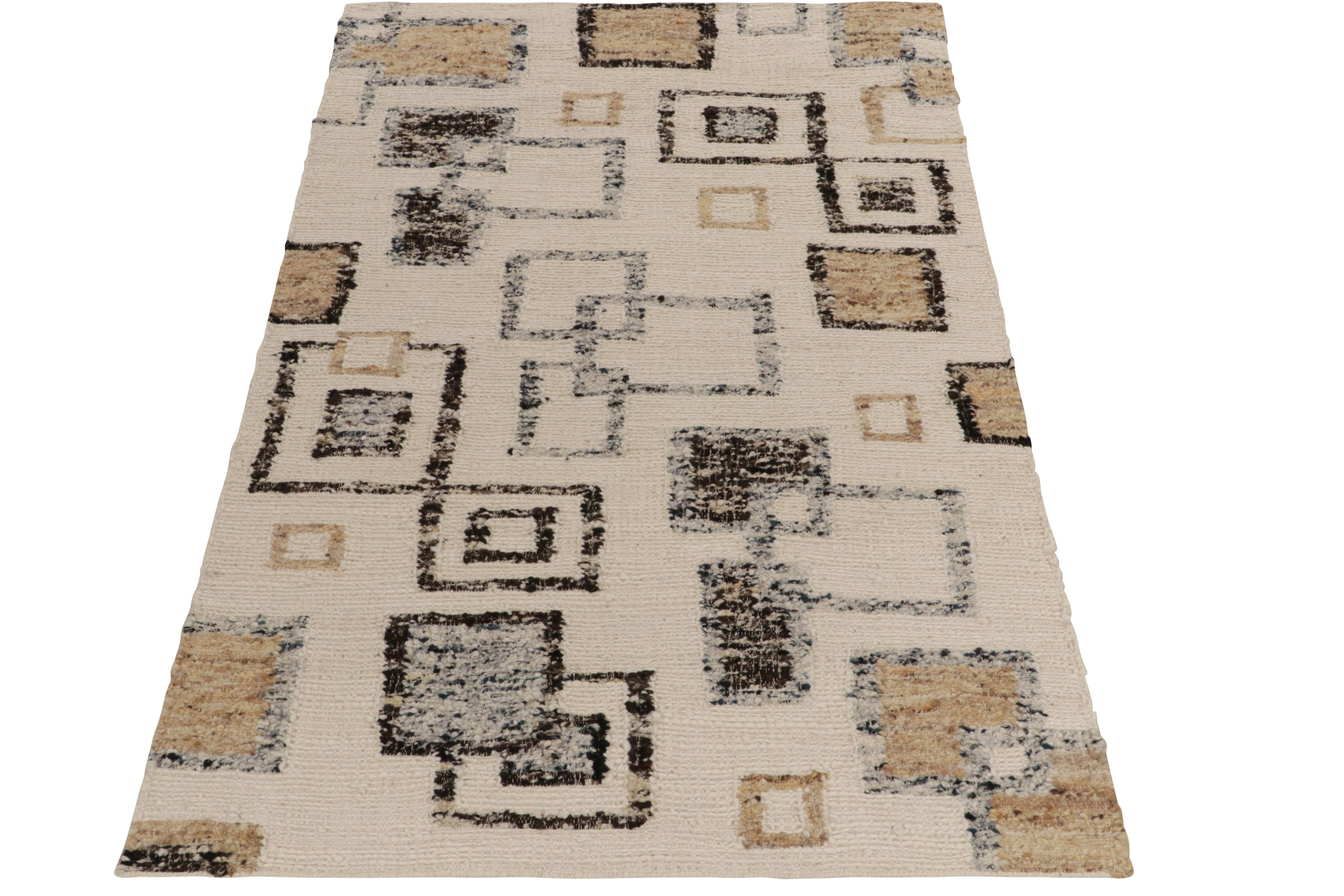 Rug & Kilim revela su innovación en estilo y técnica con esta alfombra de tejido plano de 5x8, que explora audazmente los estilos Art Decó en texturas sin precedentes. El Kilim presenta un moderno estampado geométrico en blanco nítido, beige-marrón,