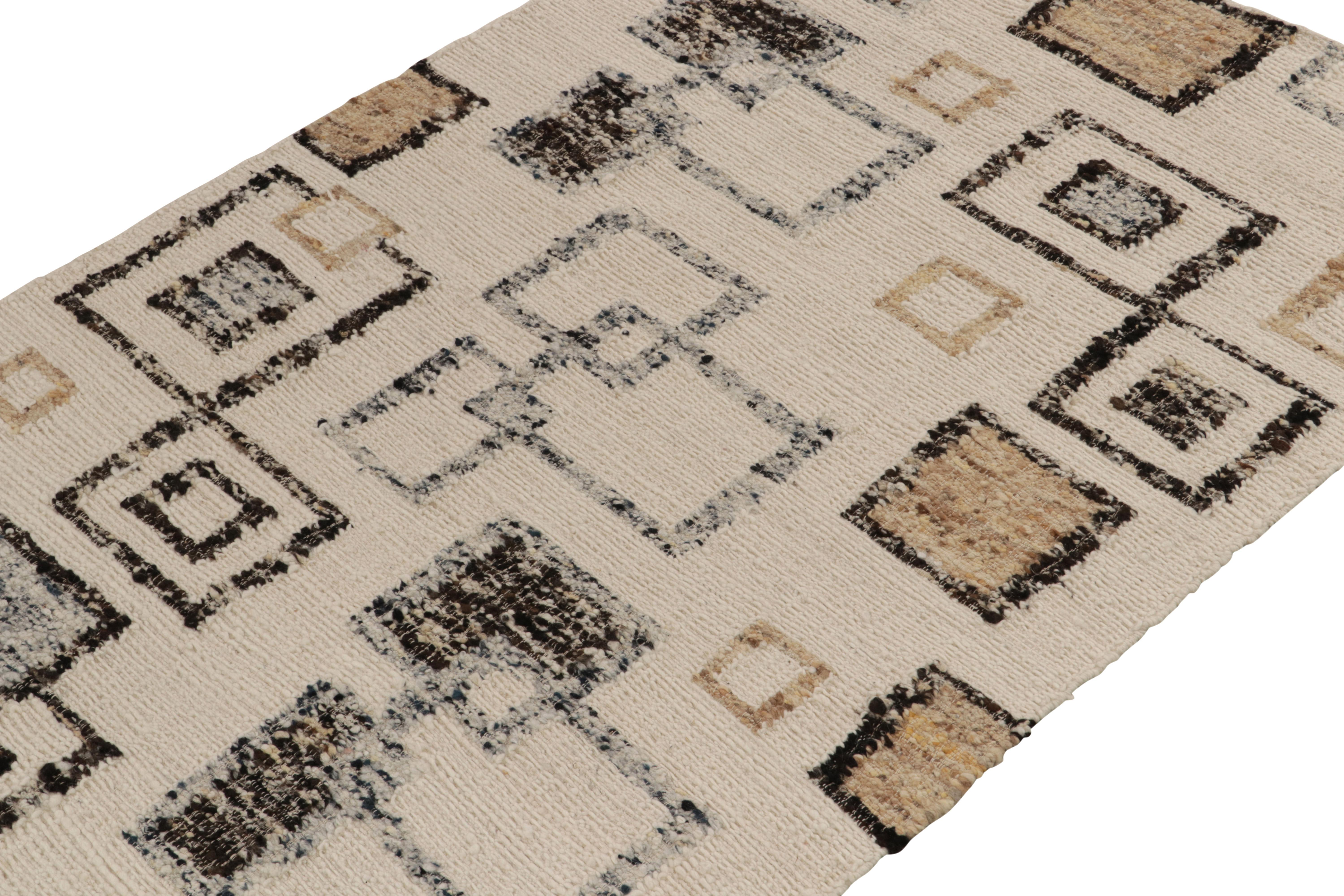 Alfombra moderna de Rug & Kilim en blanco, negro y multicolor con estampado Deco Indio en venta