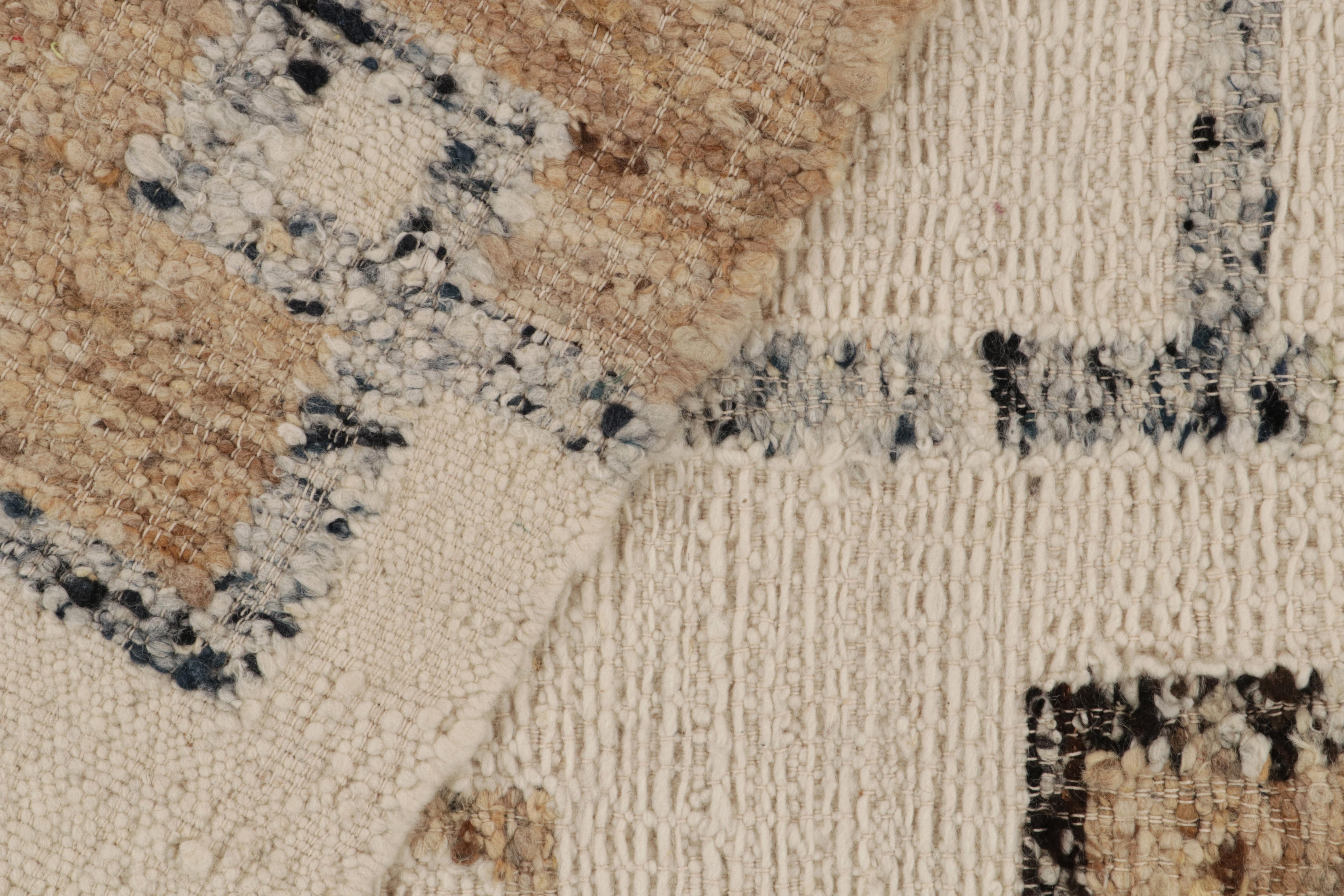 Alfombra moderna de Rug & Kilim en blanco, negro y multicolor con estampado Deco Siglo XXI y contemporáneo en venta