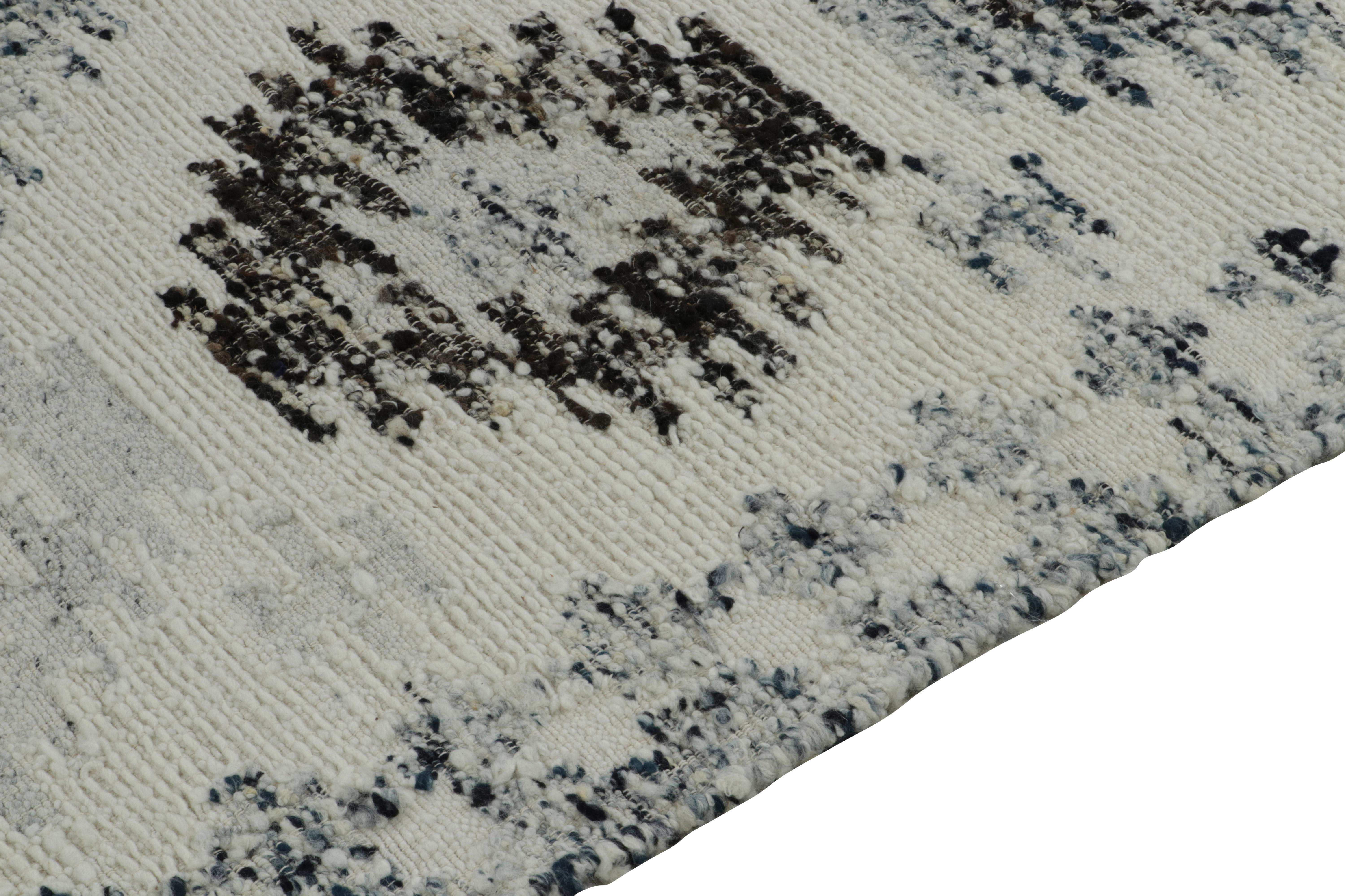 Rug & Kilim's Modern Kilim Rug in White, Blue & Black Geometric Pattern In New Condition For Sale In Long Island City, NY