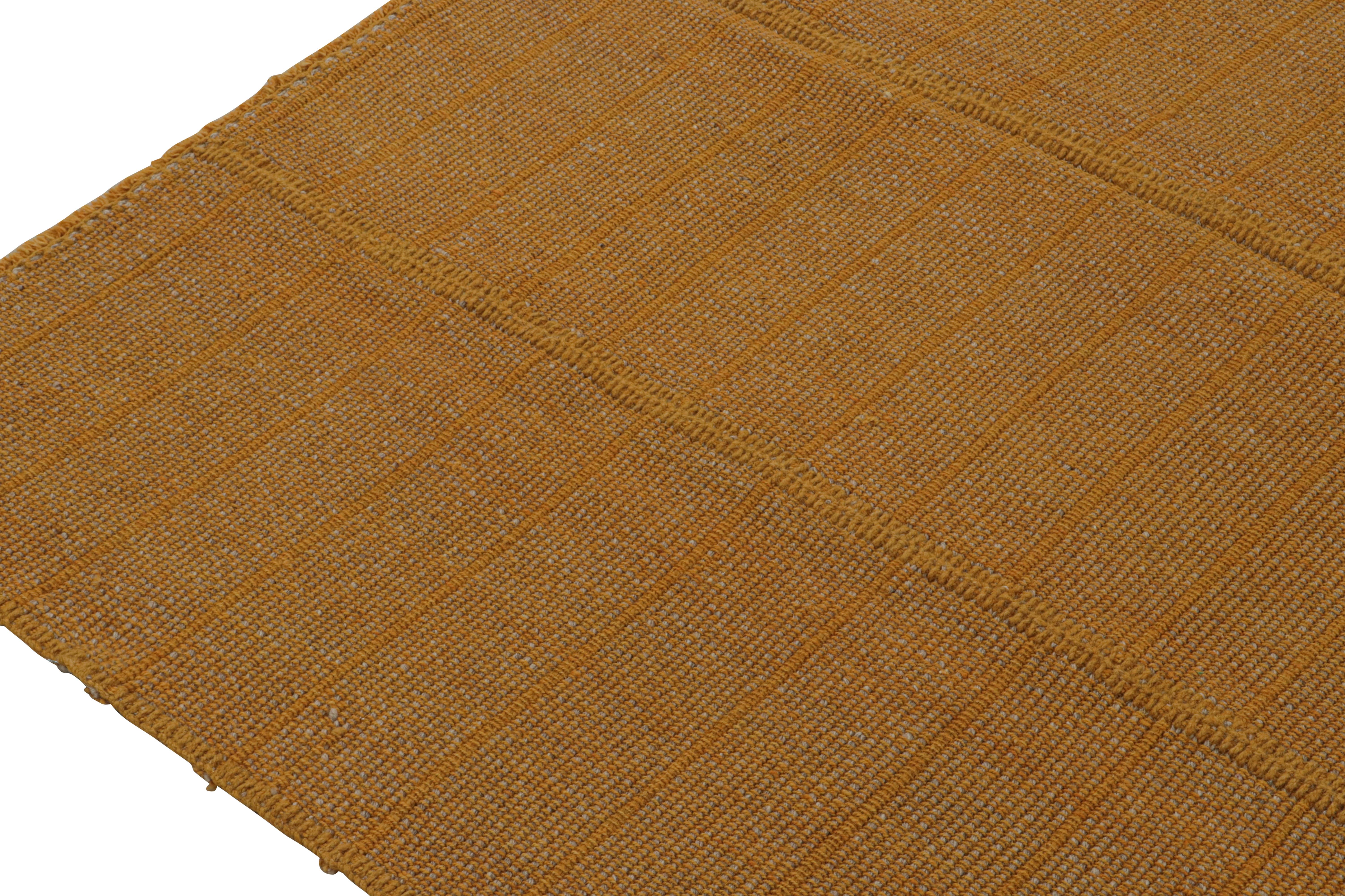 Rug & Kilims moderner Kilim-Teppich mit strukturierten Streifen in Gold- und Orangetönen (Handgewebt) im Angebot