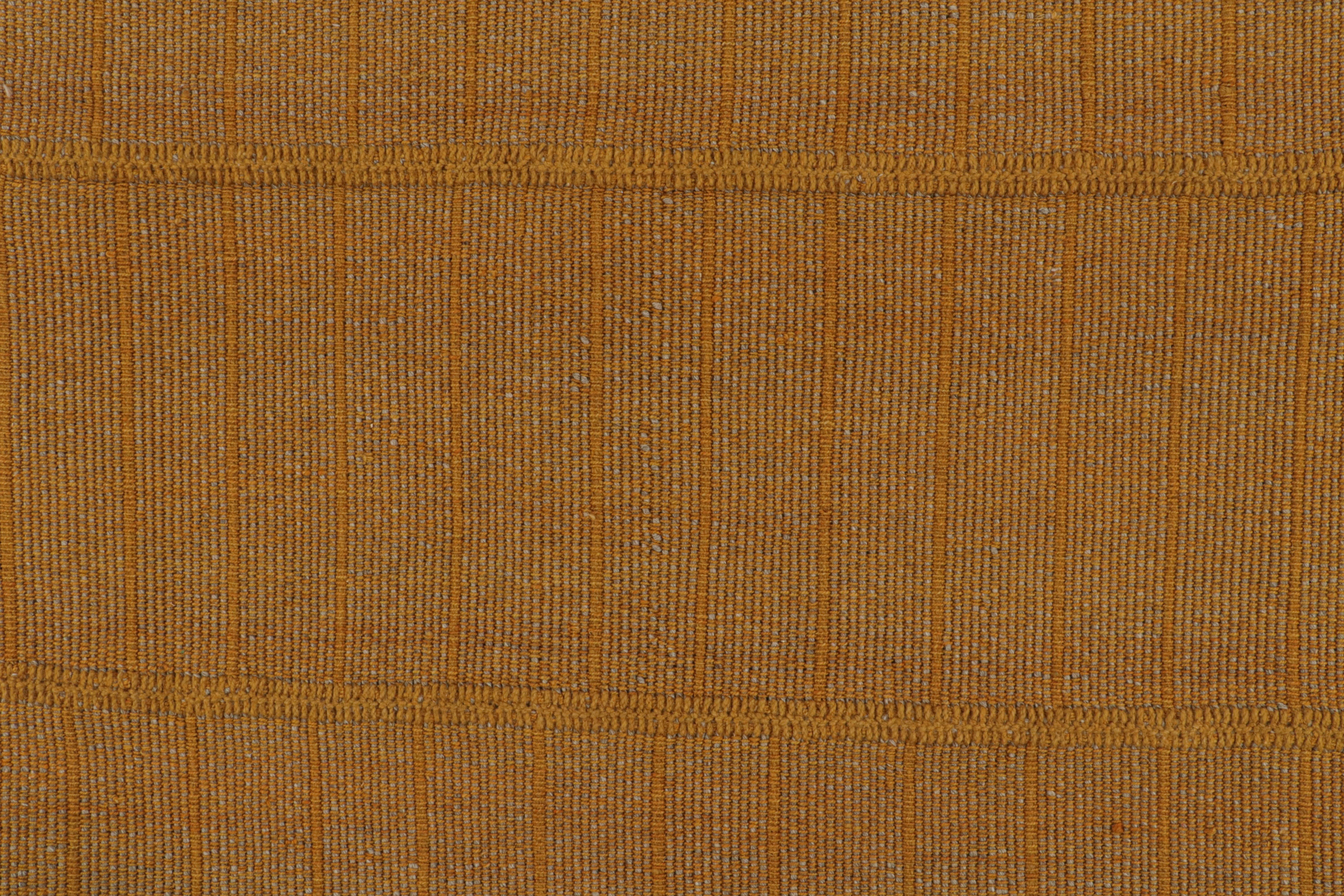 Rug & Kilims moderner Kilim-Teppich mit strukturierten Streifen in Gold- und Orangetönen im Zustand „Neu“ im Angebot in Long Island City, NY