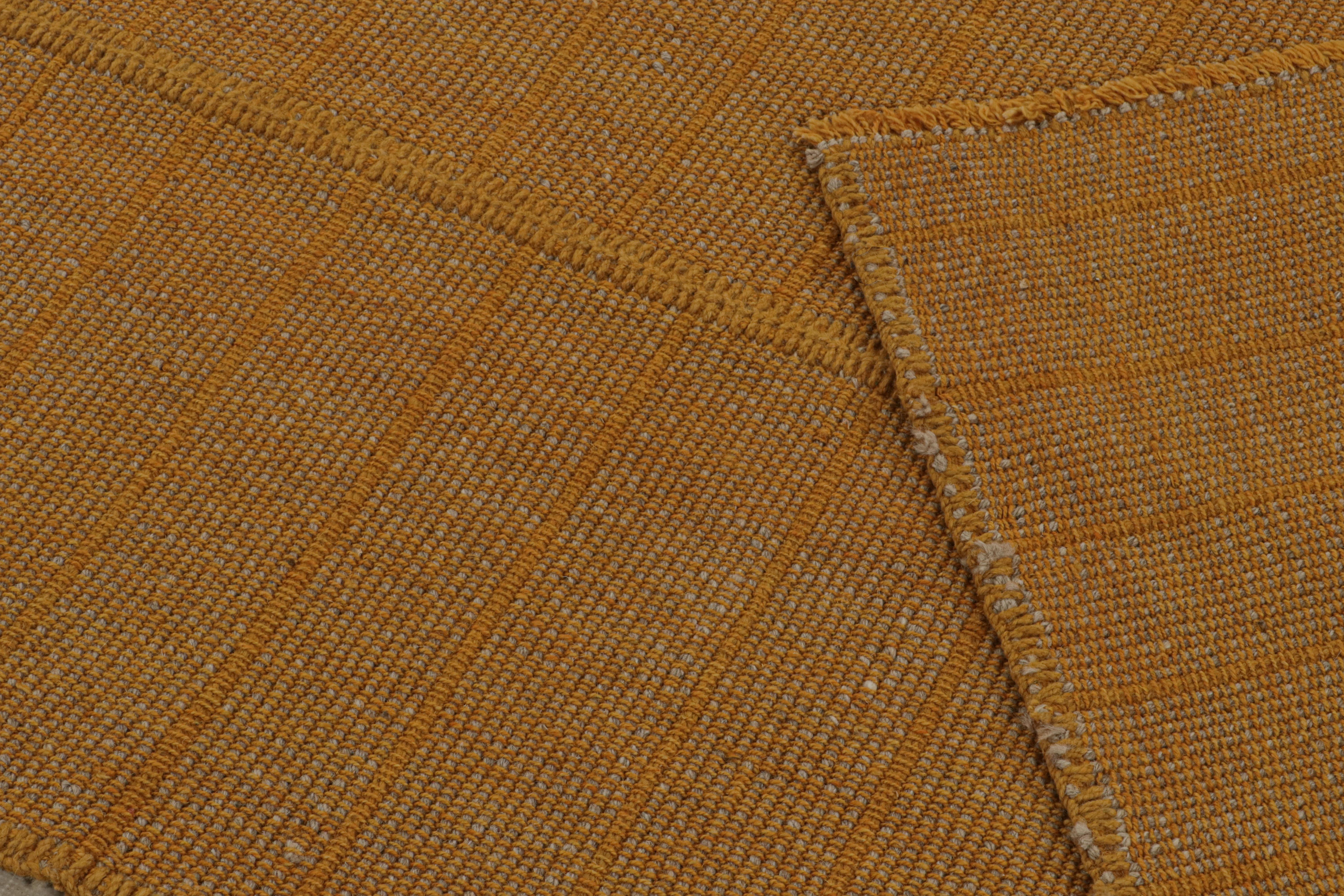 Rug & Kilims moderner Kilim-Teppich mit strukturierten Streifen in Gold- und Orangetönen (21. Jahrhundert und zeitgenössisch) im Angebot