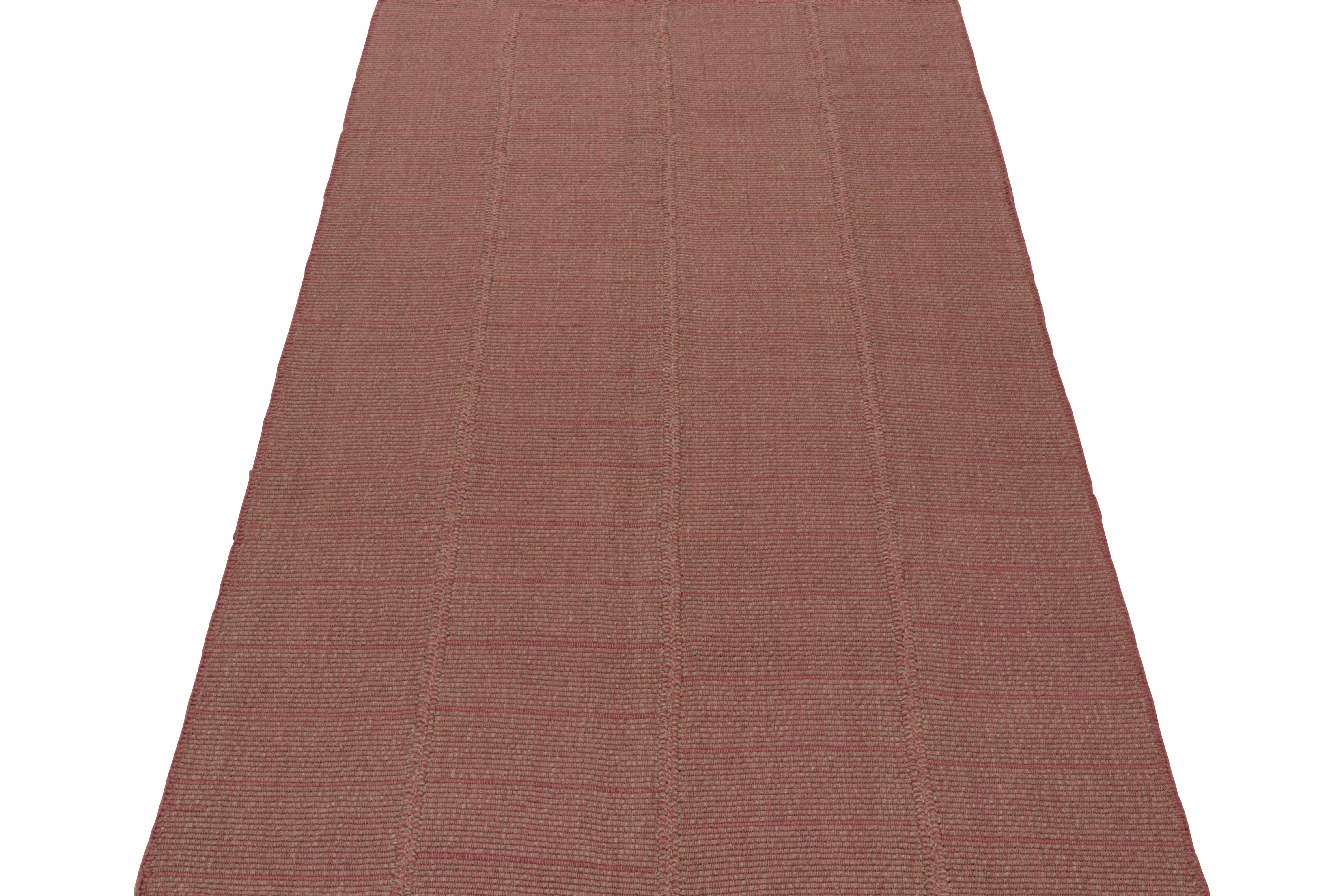 Moderno Rug & Kilim’s Modern Kilim Rug with Textural Stripes in Pink with Beige Accents in vendita