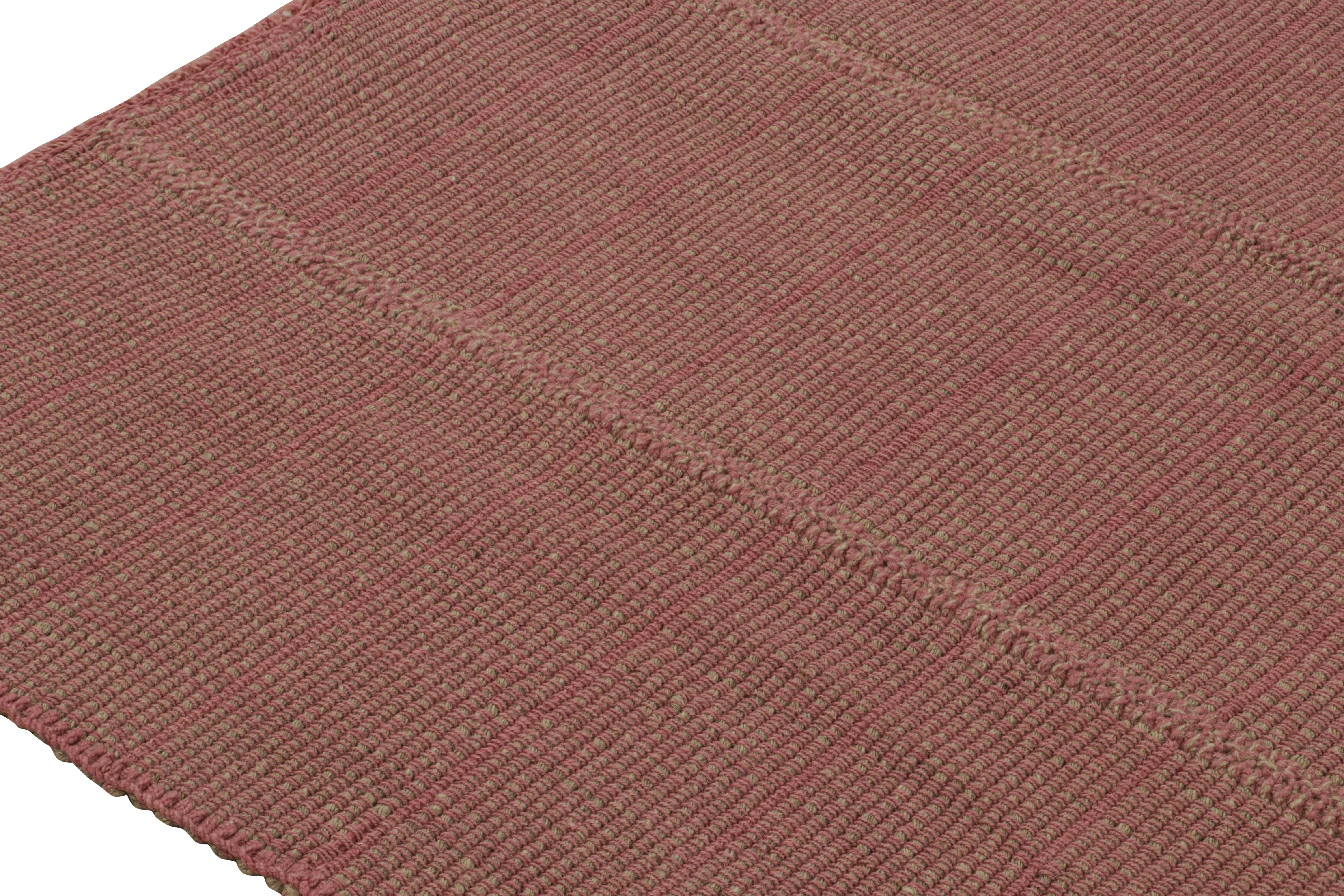Tessuto a mano Rug & Kilim’s Modern Kilim Rug with Textural Stripes in Pink with Beige Accents in vendita