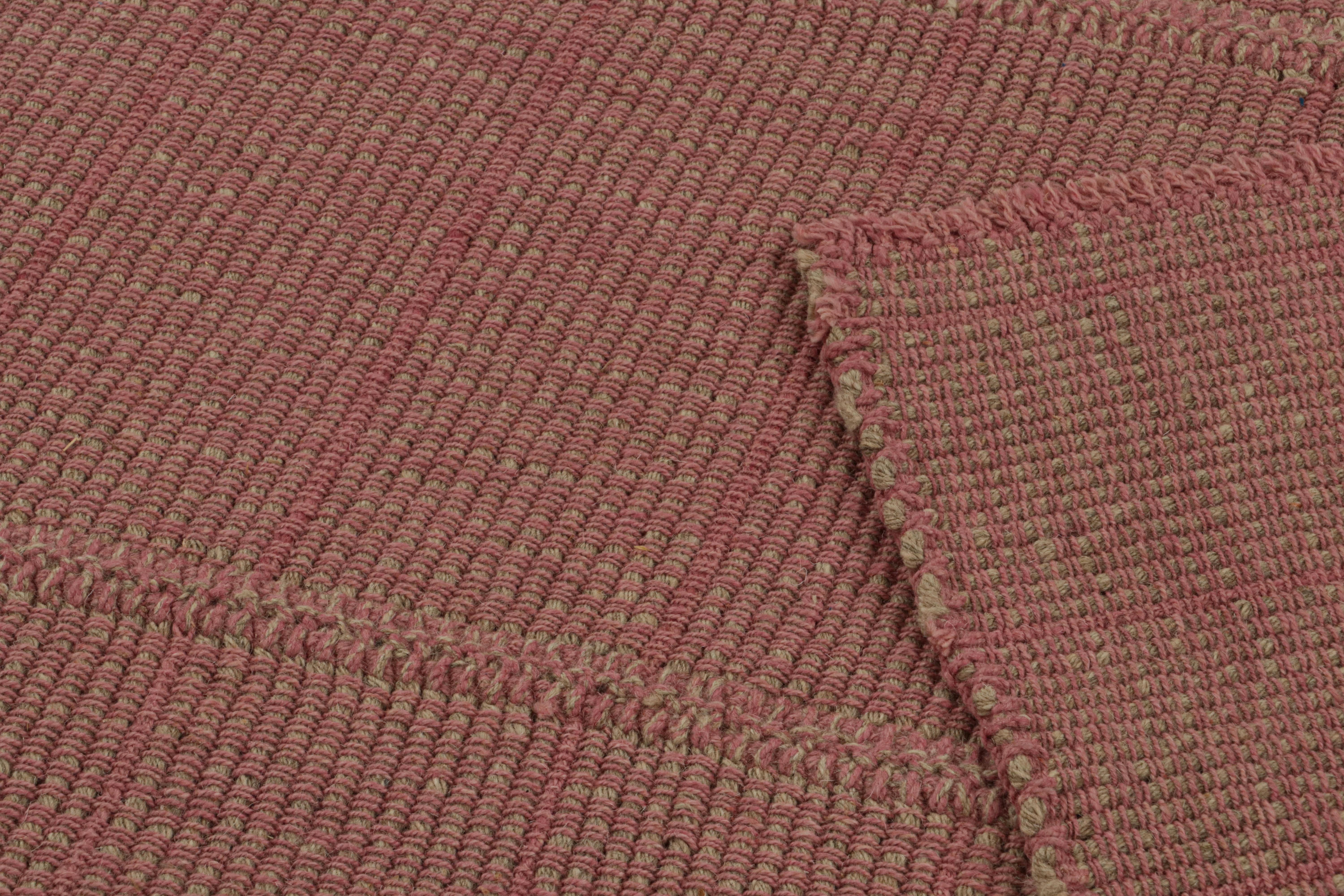 XXI secolo e contemporaneo Rug & Kilim’s Modern Kilim Rug with Textural Stripes in Pink with Beige Accents in vendita