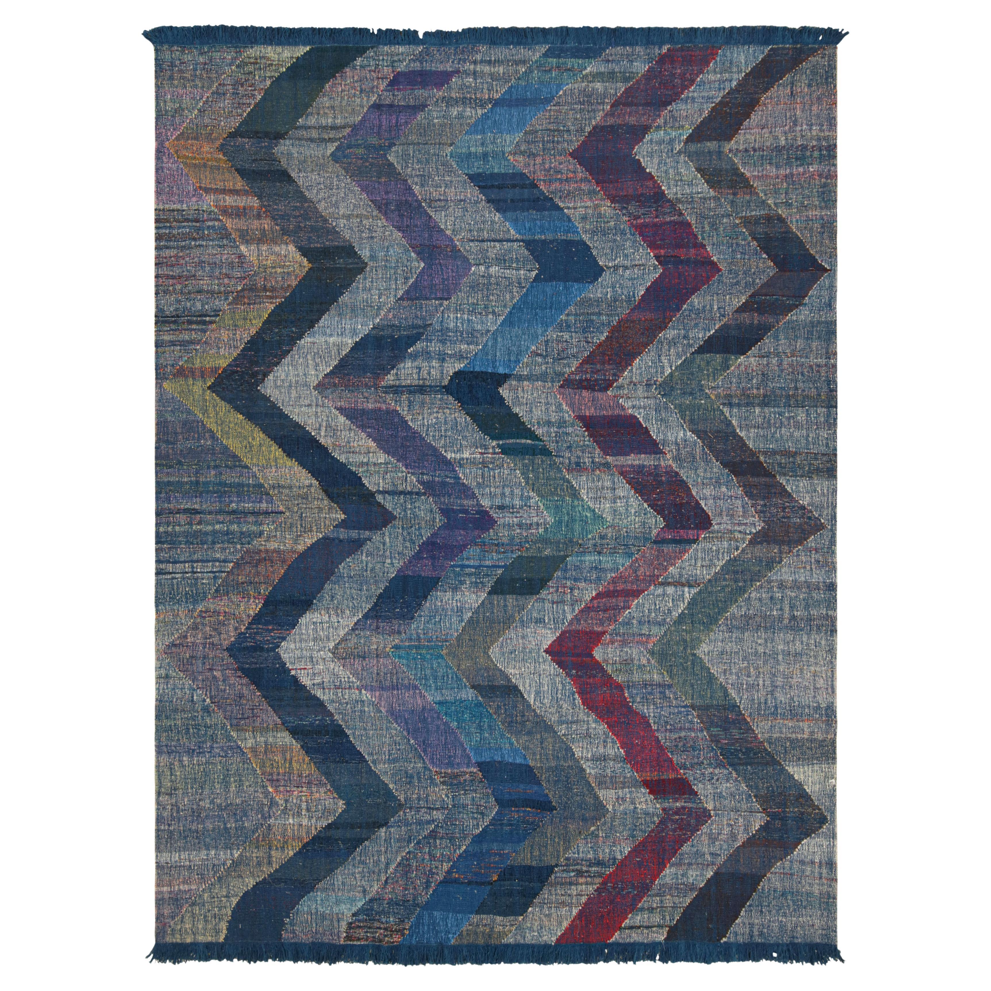 Tapis et motif de chevrons en laine bleu, violet et gris moderne Kilim's