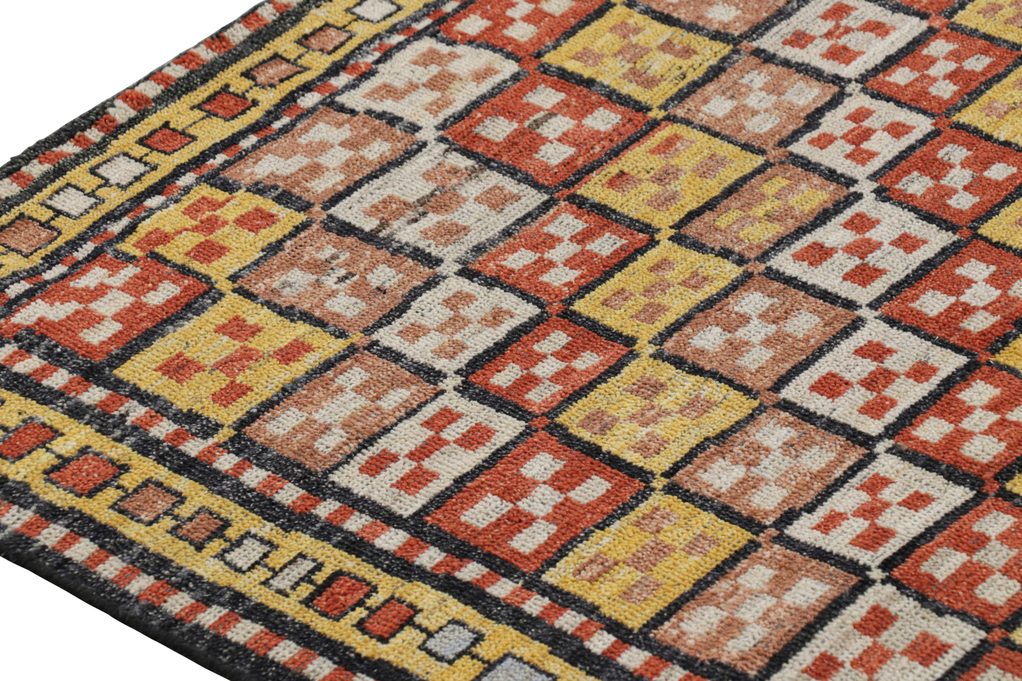 Indiano Rug & Kilim: Tappeto in stile curdo moderno in oro con motivi geometrici colorati in vendita