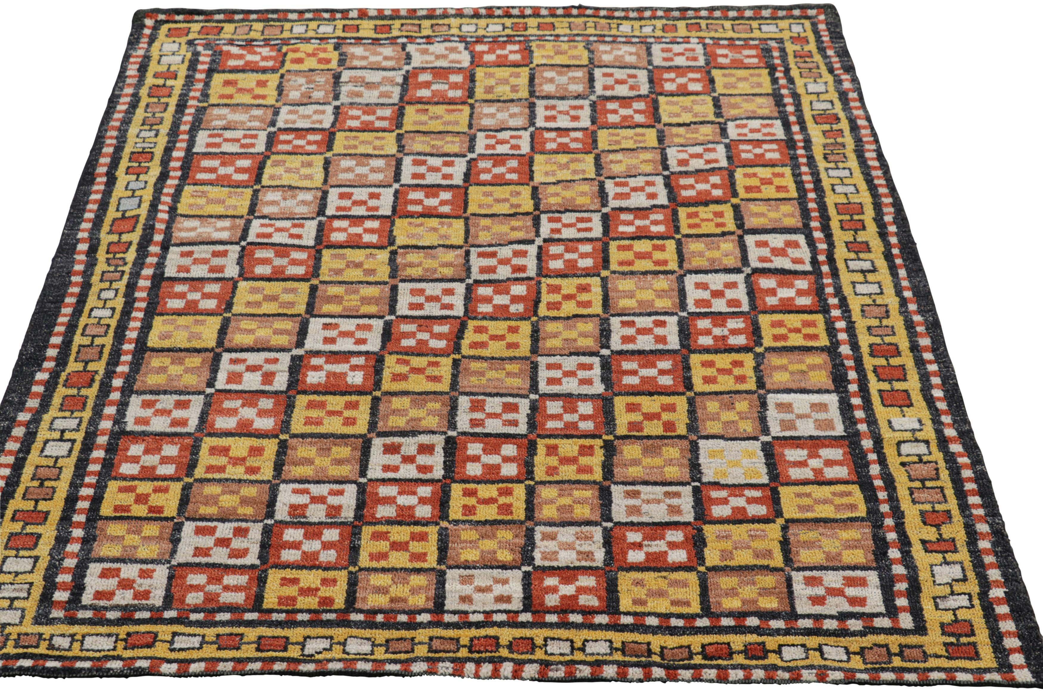 Annodato a mano Rug & Kilim: Tappeto in stile curdo moderno in oro con motivi geometrici colorati in vendita