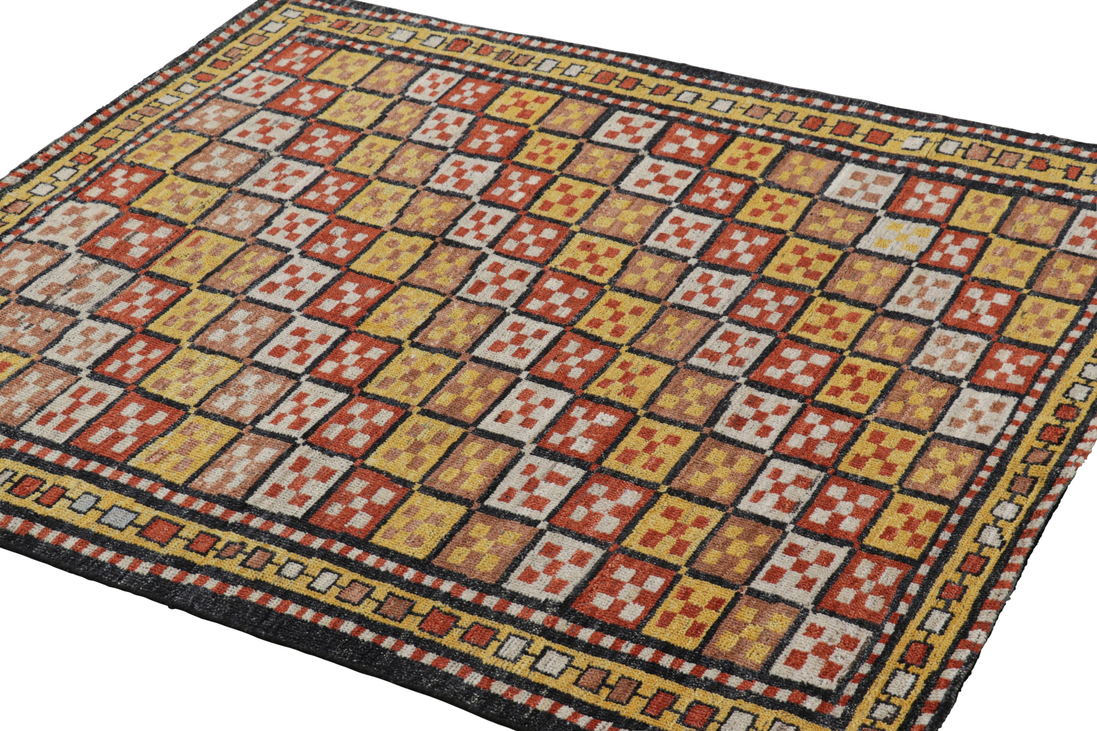Rug & Kilim's Modern Kurdish Style Rug in Gold mit bunten geometrischen Mustern im Zustand „Neu“ im Angebot in Long Island City, NY