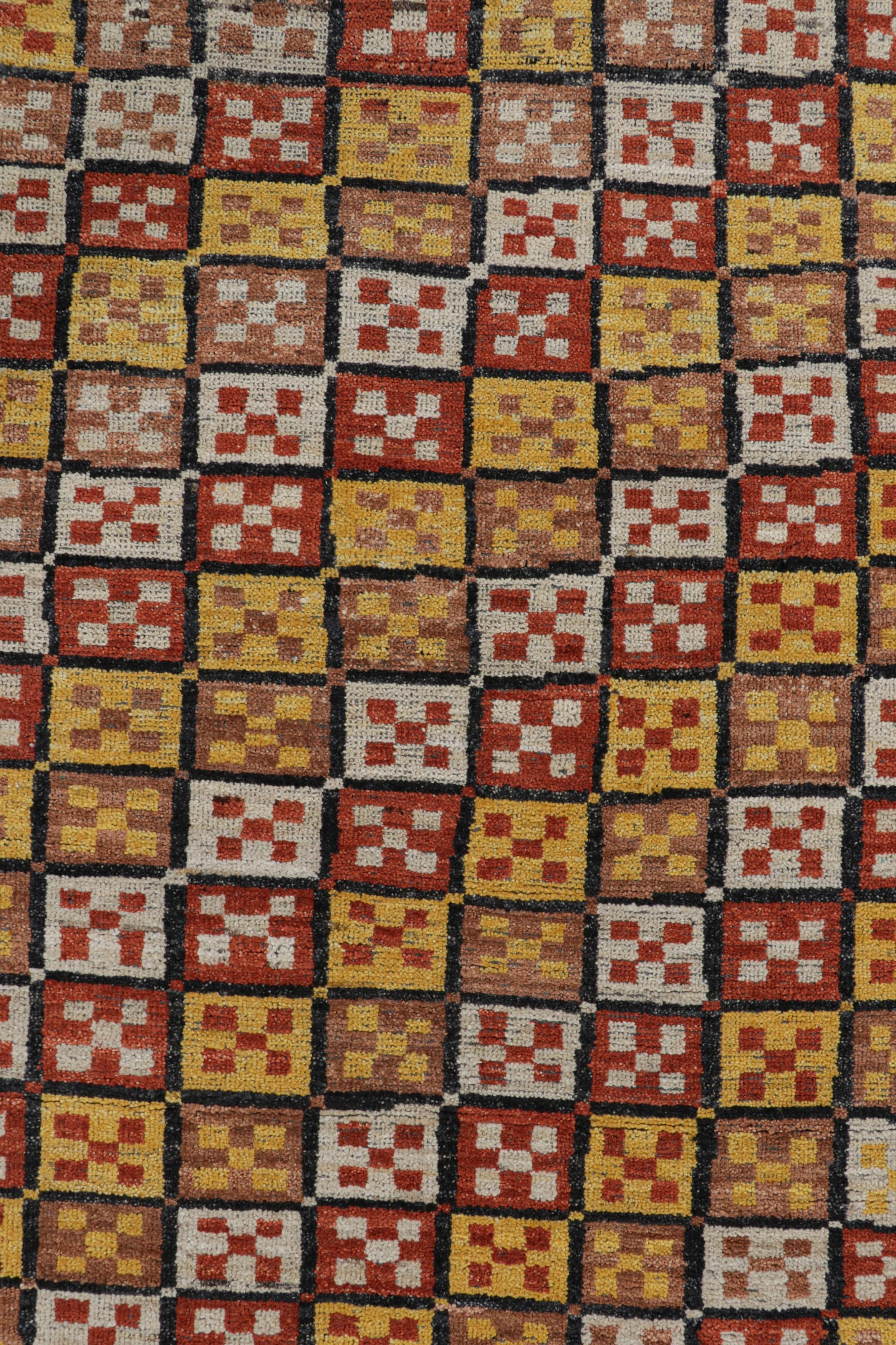 Rug & Kilim's Modern Kurdish Style Rug in Gold mit bunten geometrischen Mustern (21. Jahrhundert und zeitgenössisch) im Angebot