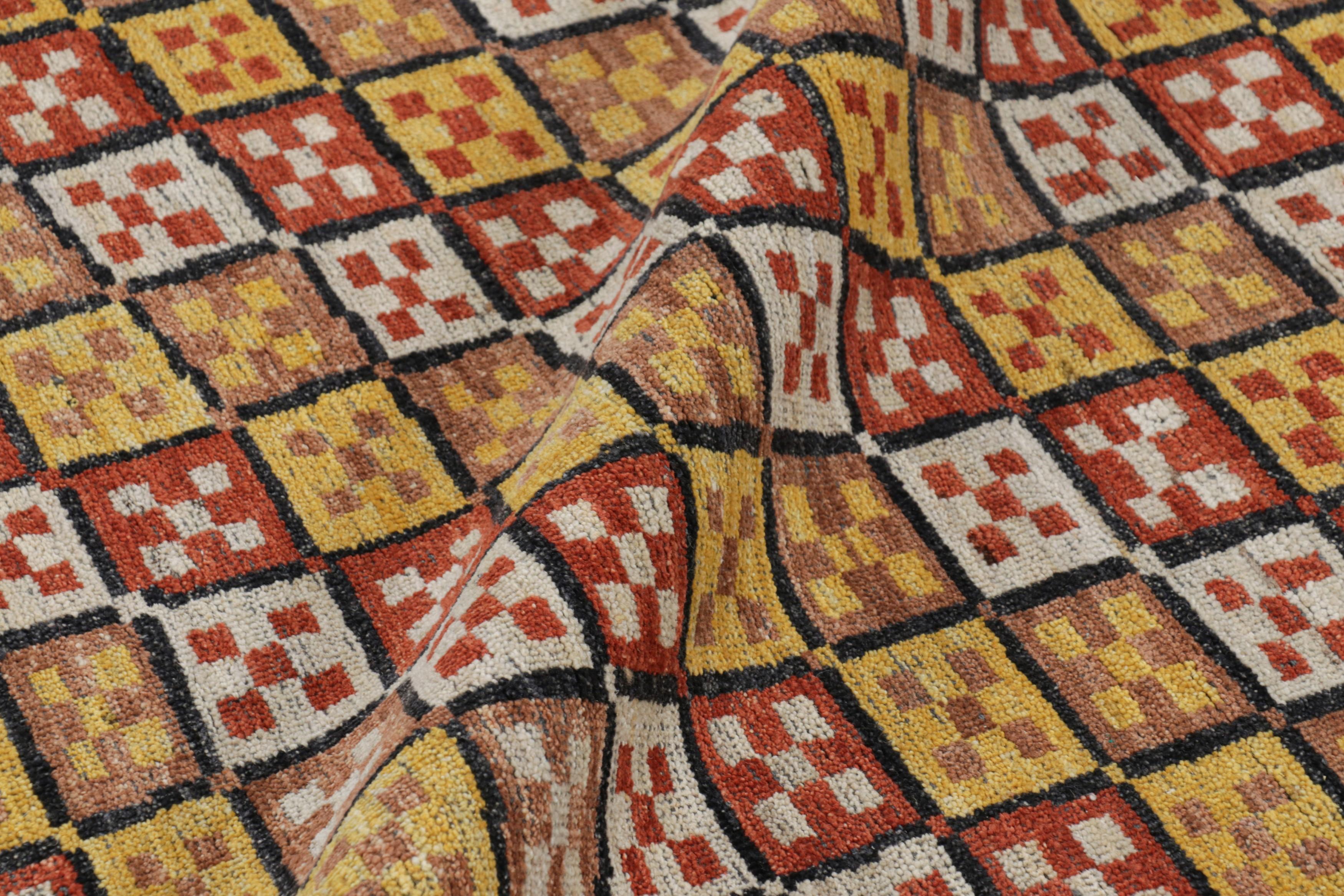 Rug & Kilim's Modern Kurdish Style Rug in Gold mit bunten geometrischen Mustern (Wolle) im Angebot